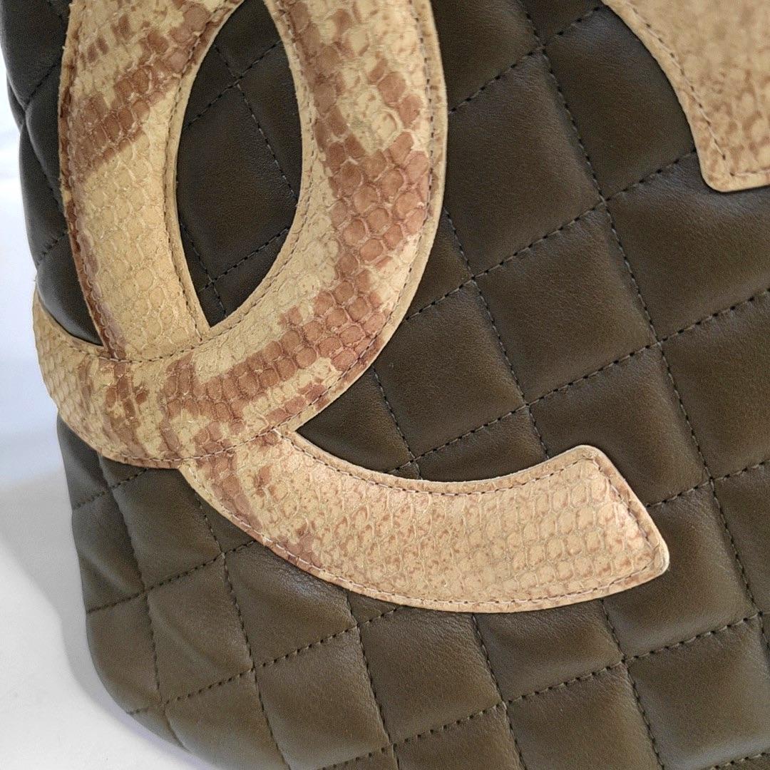 Chanel Cambon Tote grande in pelle di vitello verde oliva con logo in pelle di serpente in vendita 3