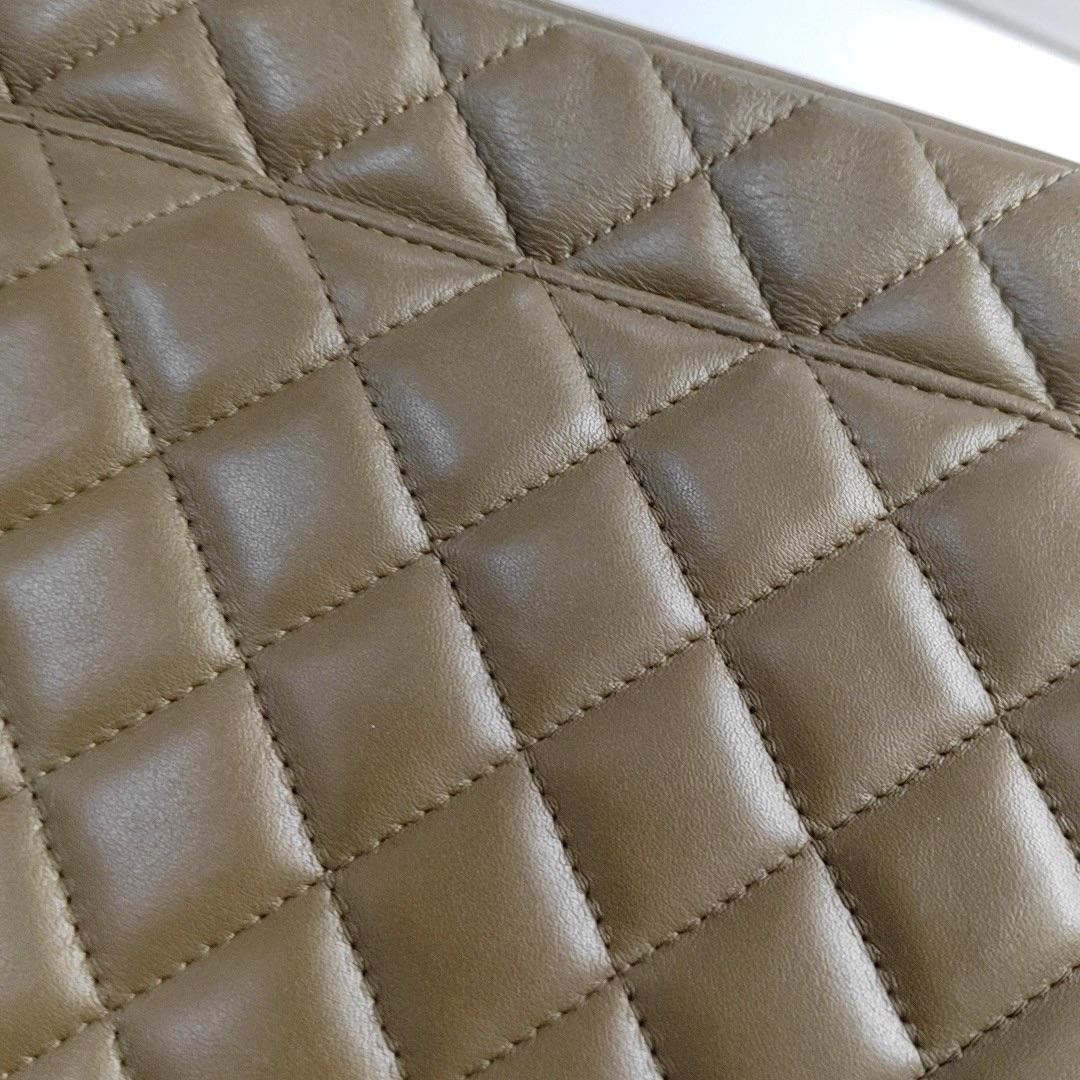 Chanel Cambon Tote grande in pelle di vitello verde oliva con logo in pelle di serpente in vendita 4