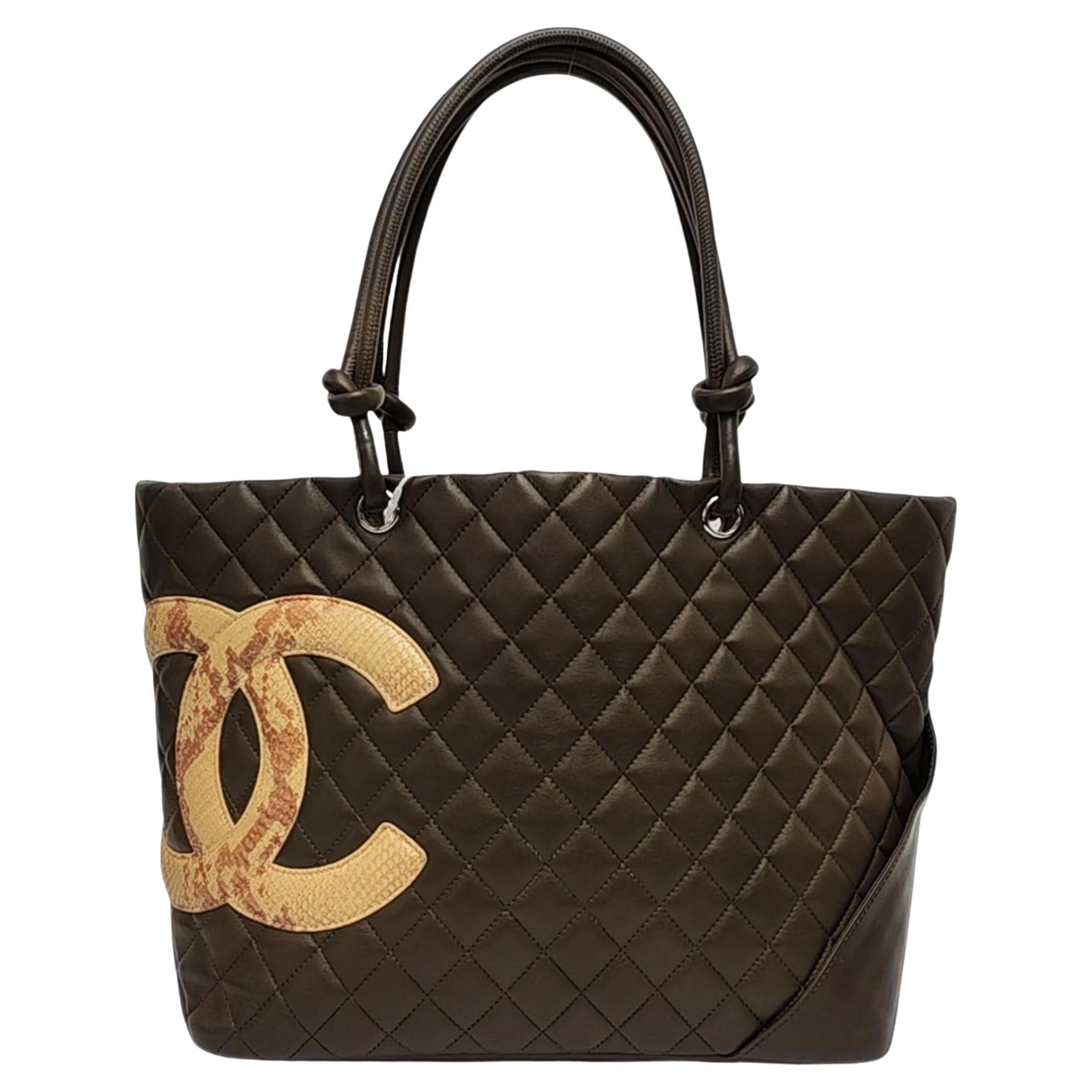 Chanel Cambon Tote grande in pelle di vitello verde oliva con logo in pelle di serpente in vendita