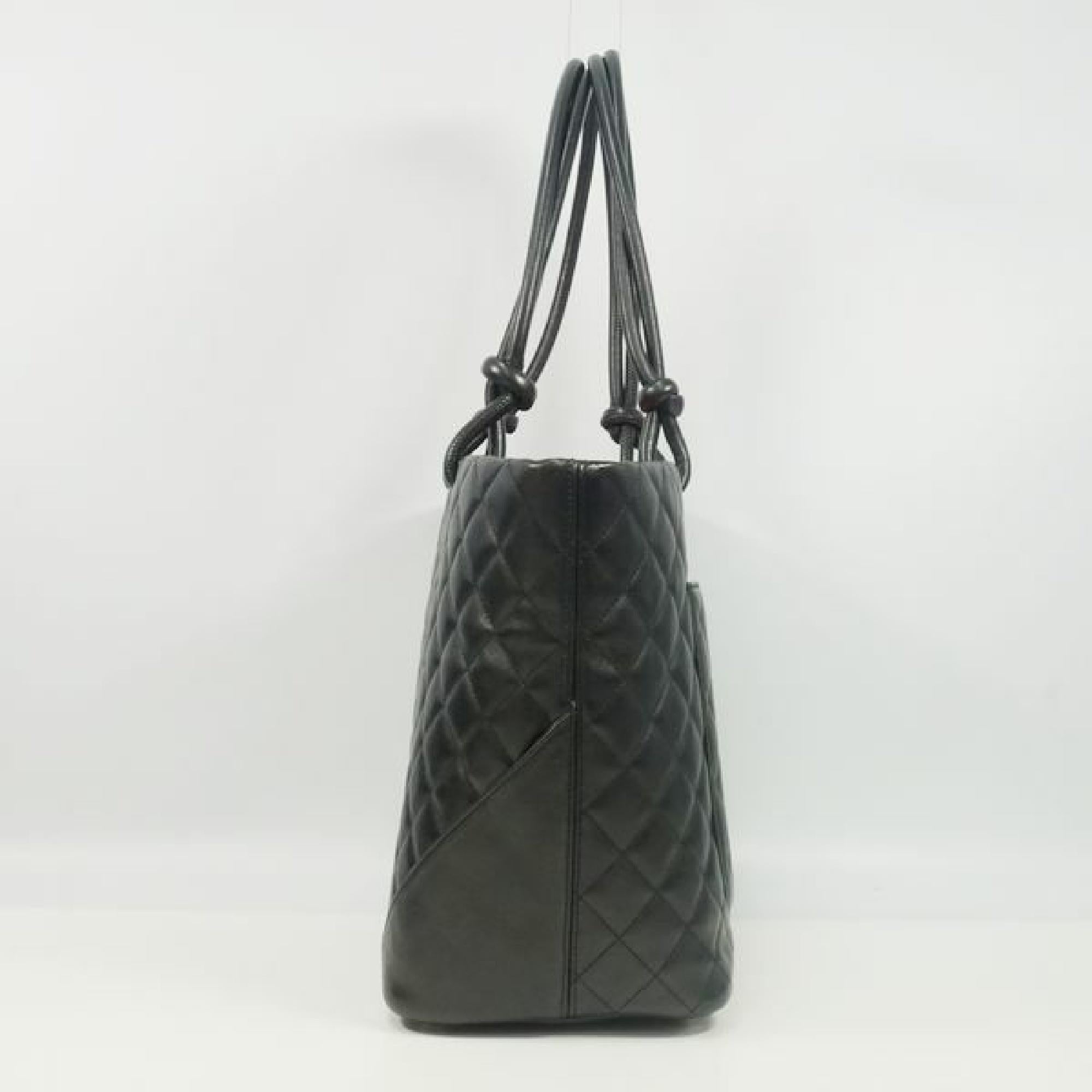 An authentic CHANEL Cambon Ligne large tote Womens tote bag A25169 black x white. The color is black x white. The outside material is calf. The pattern is Cambon Ligne  large tote. This item is Contemporary. The year of manufacture would be