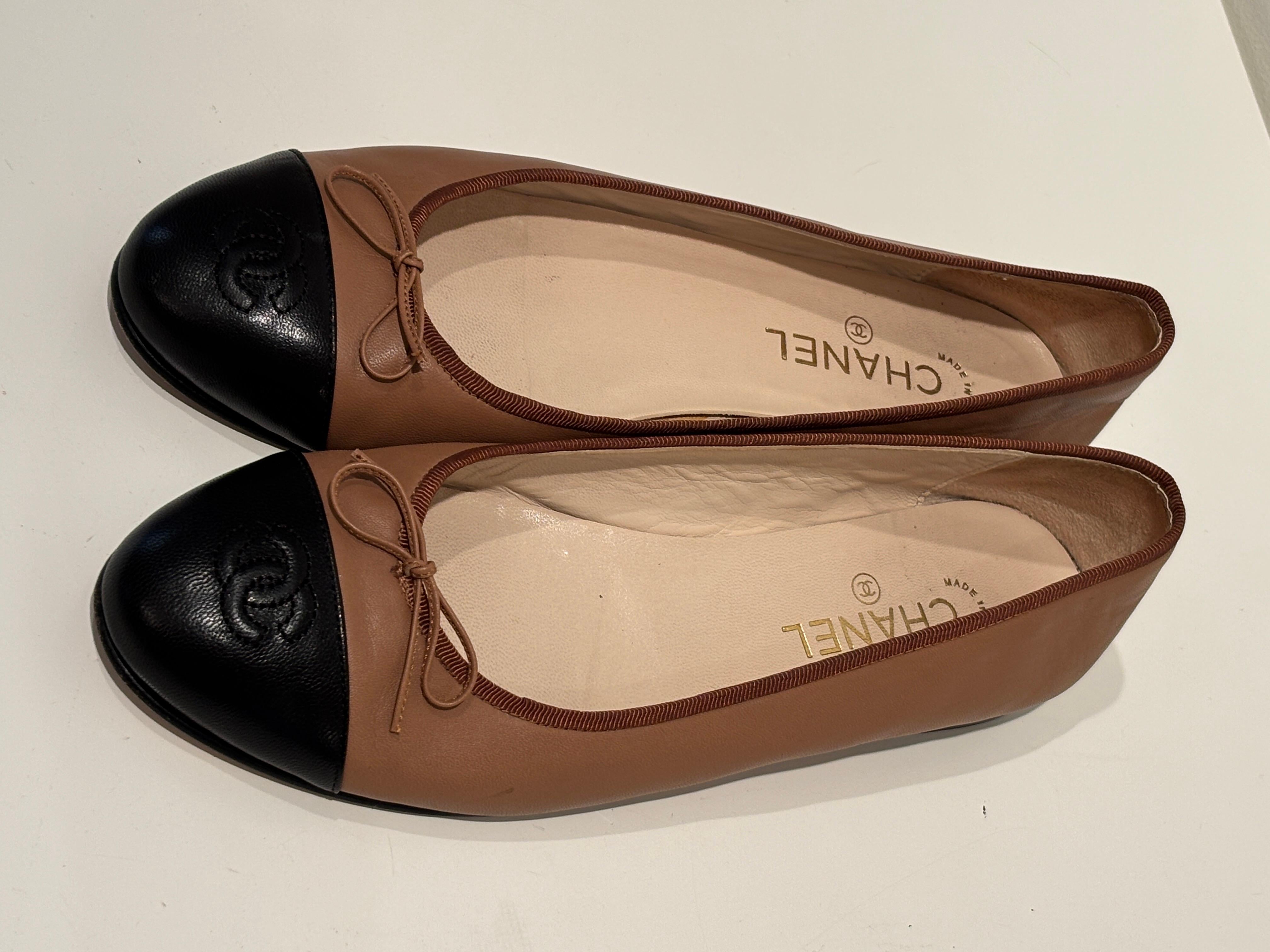 Ballerines Chanel Cambon en cuir  Marron et noir Taille EU 41.
Belle paire de ballerines Chanel CC monogramme, modèle Cambon, en cuir, modèle iconique bicolore marron taupe et noir.  qui est la couleur la plus populaire de la marque.
Une ballerine