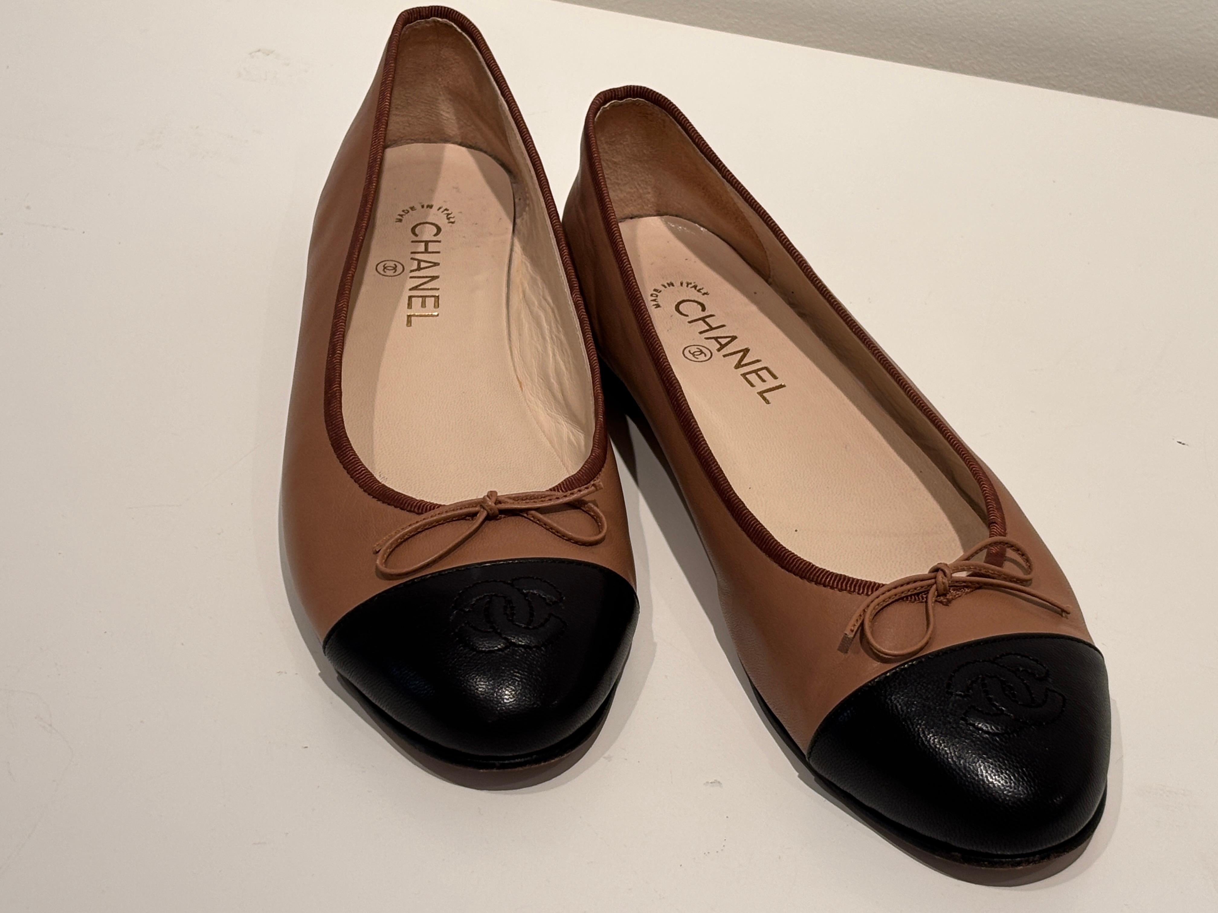 Marron Ballerines Chanel Cambon en cuir  Brown et Black Taille EU 41 en vente