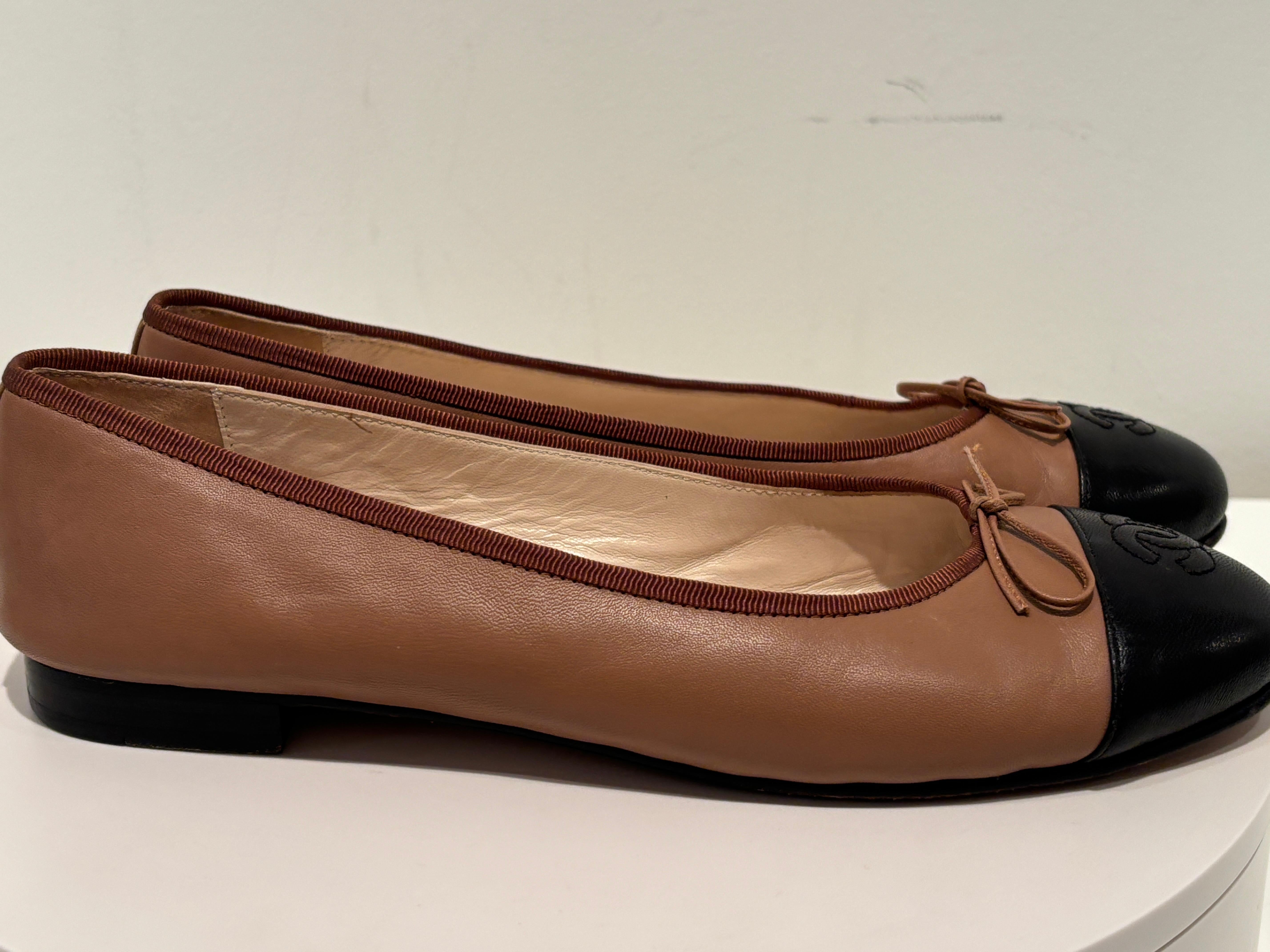 Ballerines Chanel Cambon en cuir  Brown et Black Taille EU 41 Pour femmes en vente