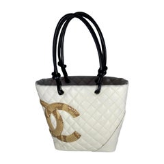 Sac fourre-tout CHANEL Cambon Line de taille moyenne avec marque CC en cuir blanc  