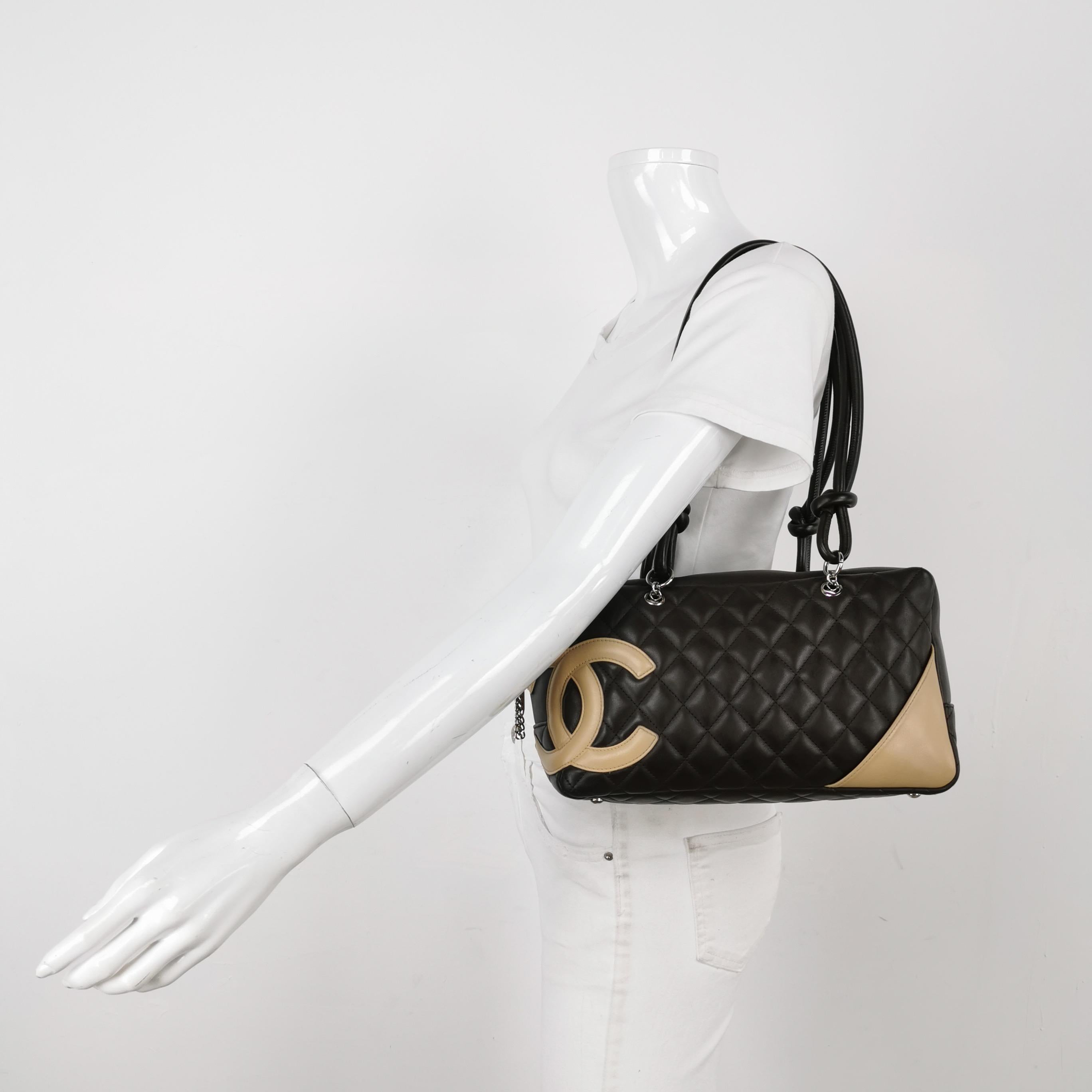 Chanel Cambon Borsa a tracolla media in pelle di vitello marrone cioccolato con doppia tracolla
Queste sono foto professionali della borsa offerta da Luxbags.
Prende il nome dalla via Cambon di Parigi dove si trova il negozio Chanel. 
CONDIZIONI: