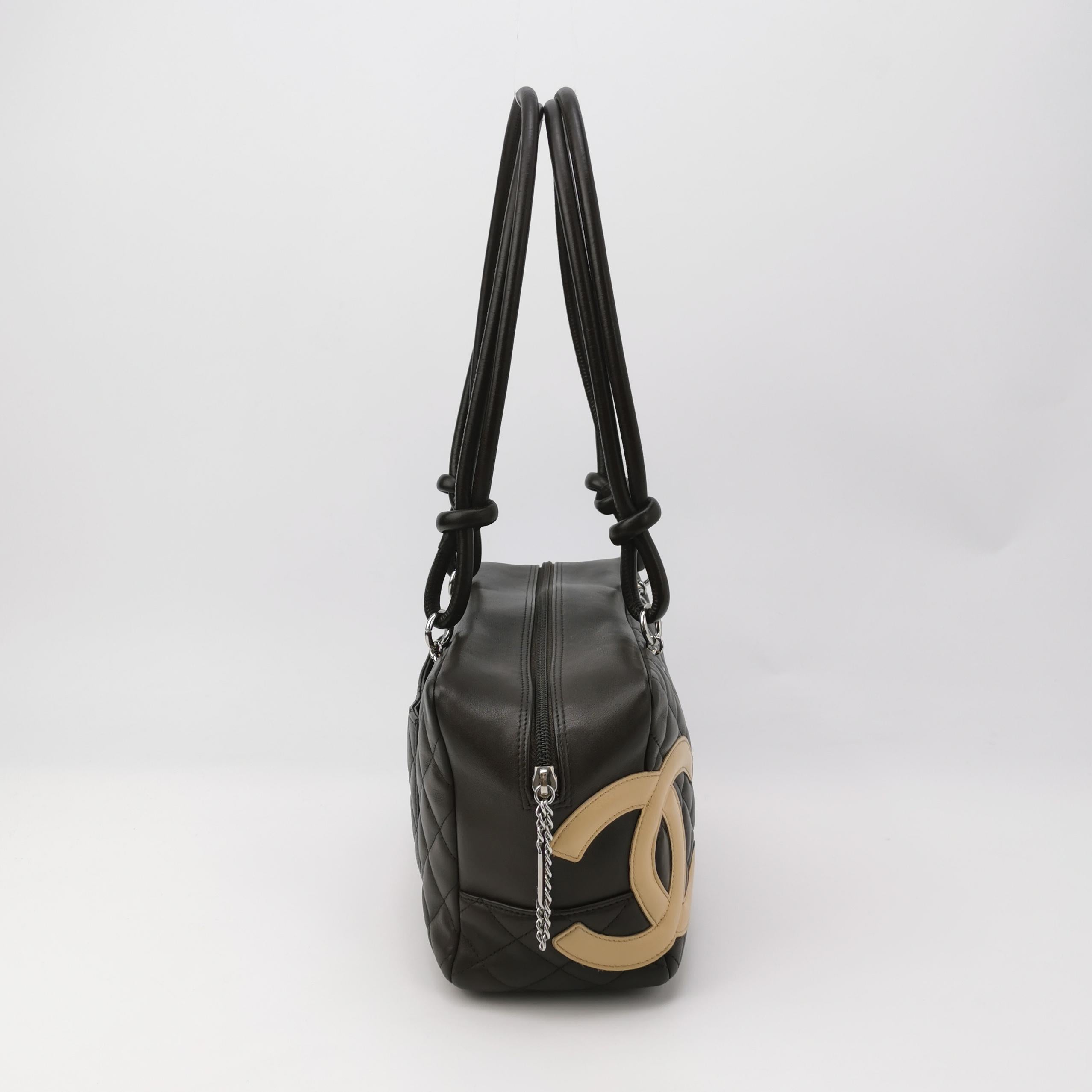 Chanel Cambon Borsa a tracolla media in pelle di vitello marrone cioccolato con doppia tracolla In condizioni buone in vendita a AUBERVILLIERS, FR