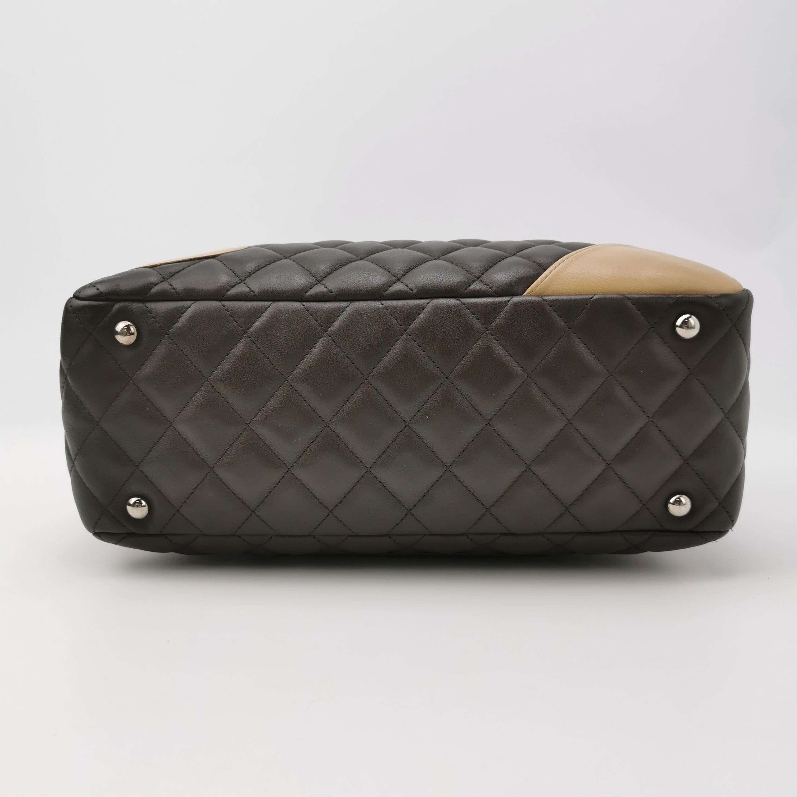 Chanel Cambon Borsa a tracolla media in pelle di vitello marrone cioccolato con doppia tracolla in vendita 3