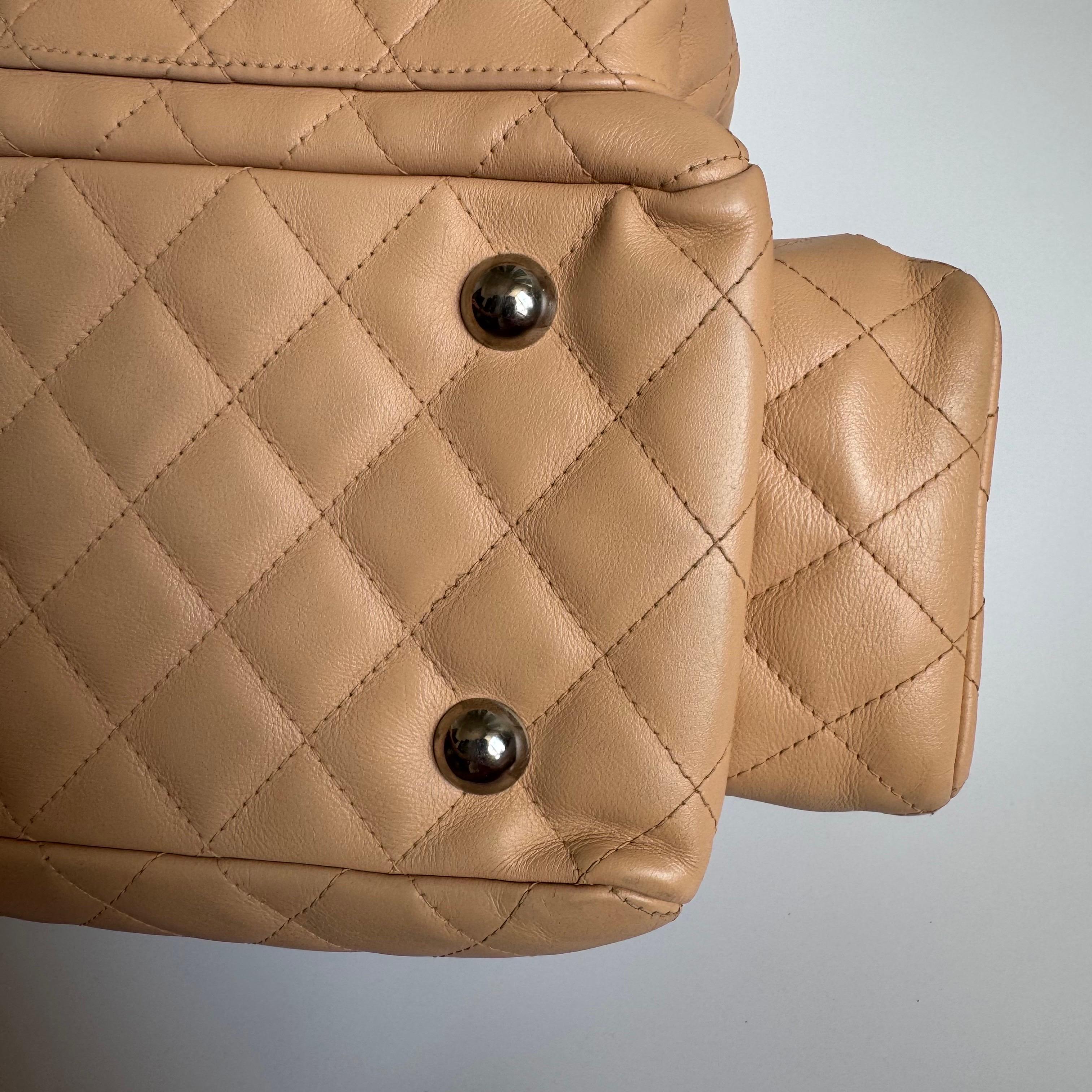 Chanel Sac Ligne Reporter multipoches en cuir de veau beige en vente 7