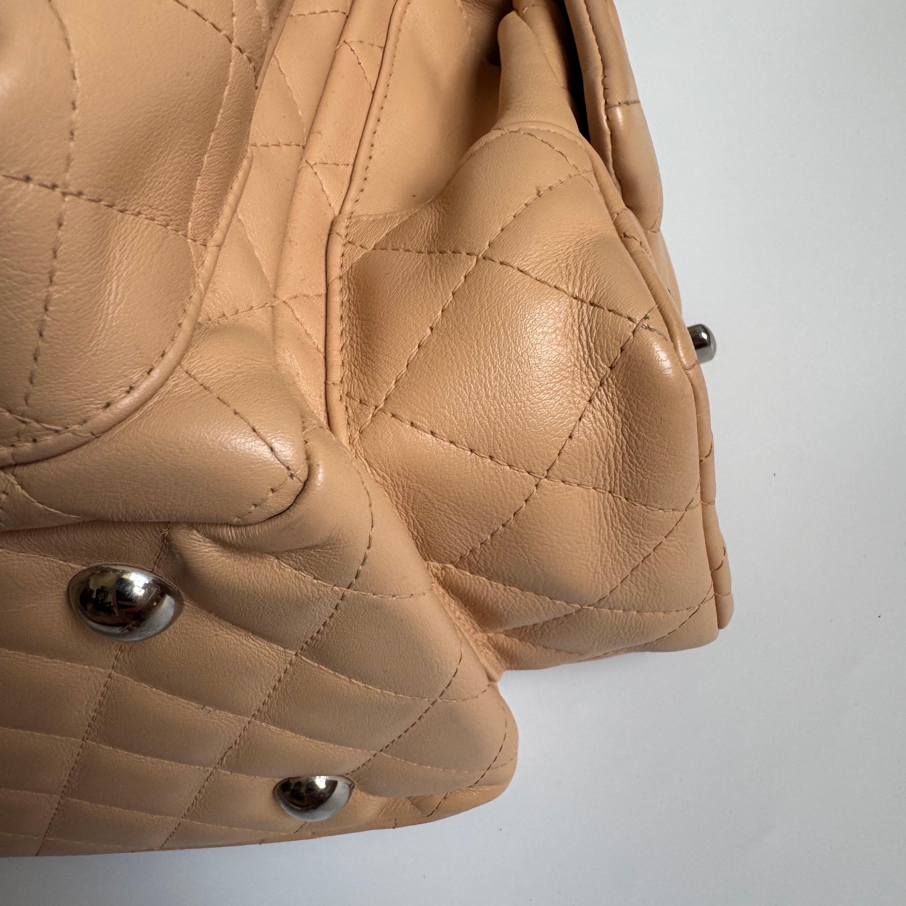 Chanel Sac Ligne Reporter multipoches en cuir de veau beige en vente 8