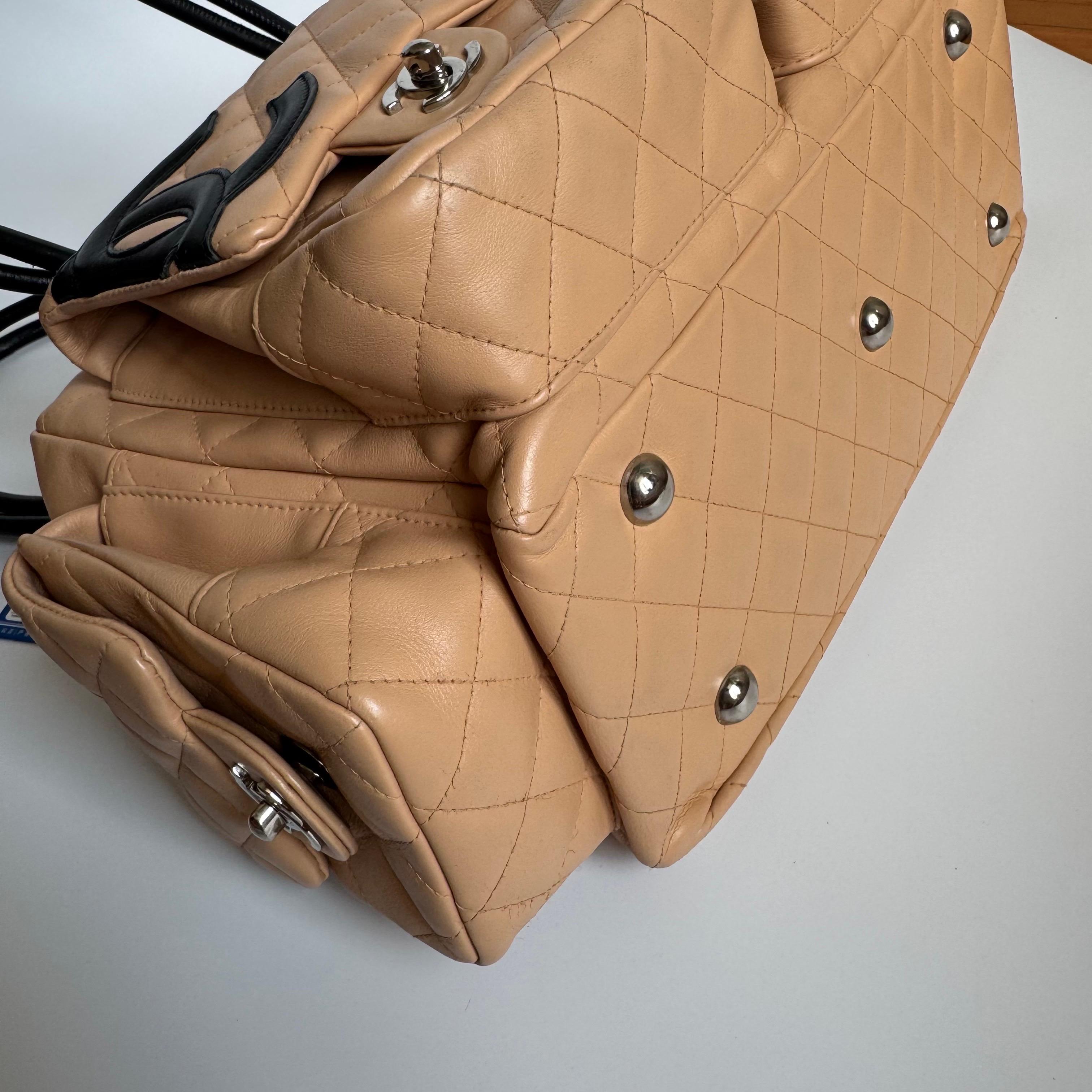 Chanel Sac Ligne Reporter multipoches en cuir de veau beige en vente 9