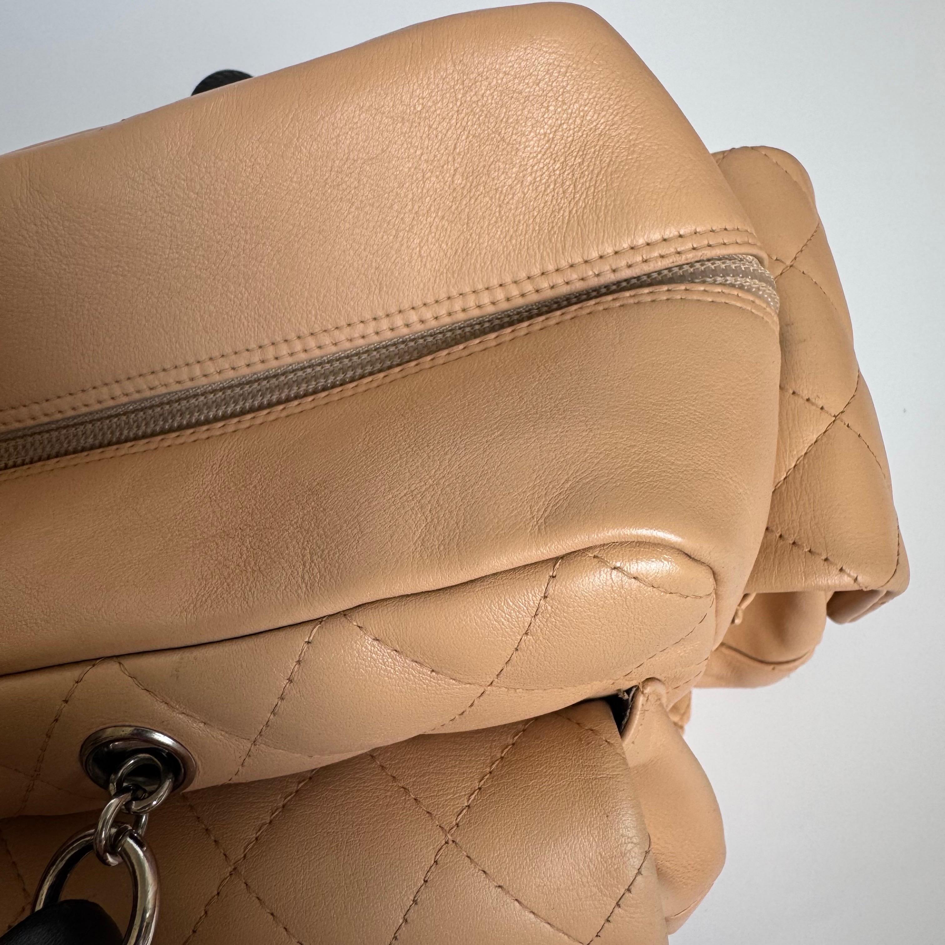 Chanel Sac Ligne Reporter multipoches en cuir de veau beige en vente 11