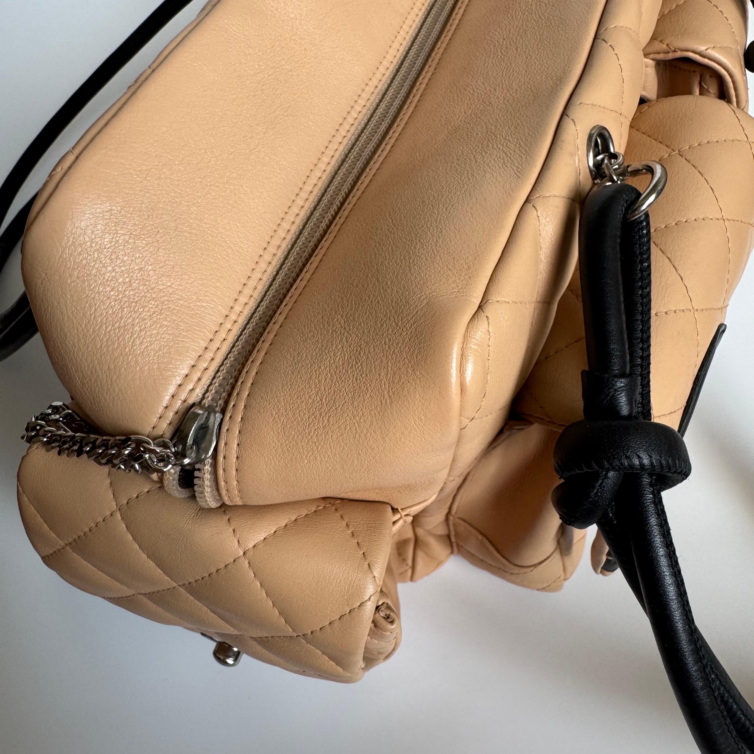 Chanel Sac Ligne Reporter multipoches en cuir de veau beige en vente 12