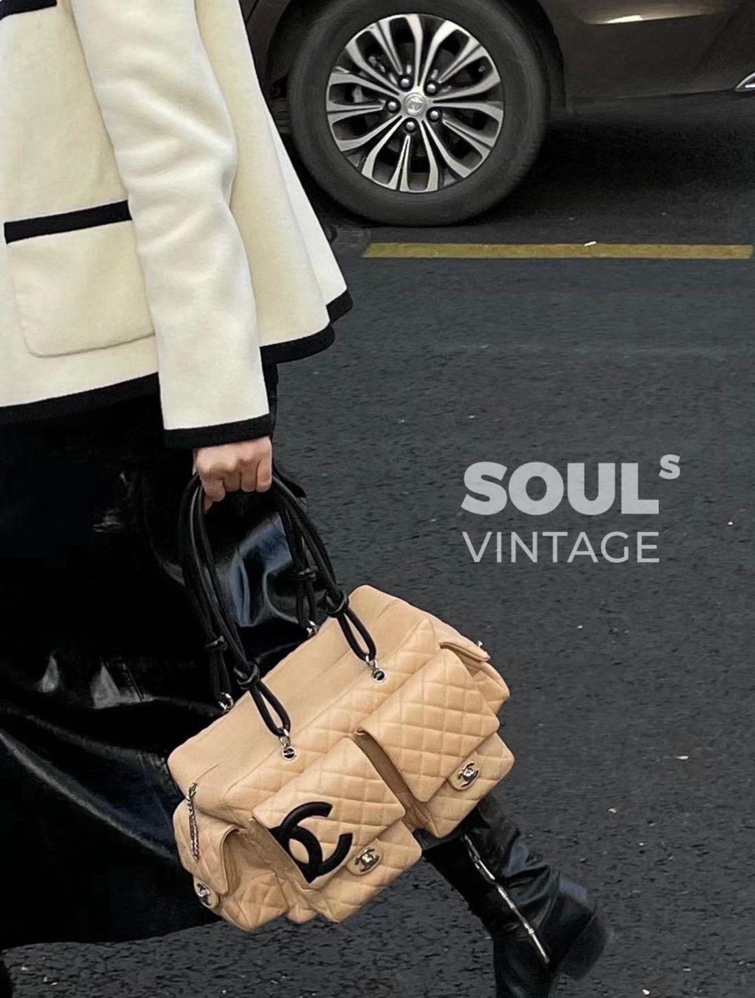 Chanel - Sac Ligne Reporter multipoches en cuir de veau blanc
 Il s'agit de photos professionnelles du sac.
 Elle porte le nom de la rue Cambon, à Paris, où se trouve la boutique Chanel. Ce sac très convoité s'inspire des sacs utilitaires