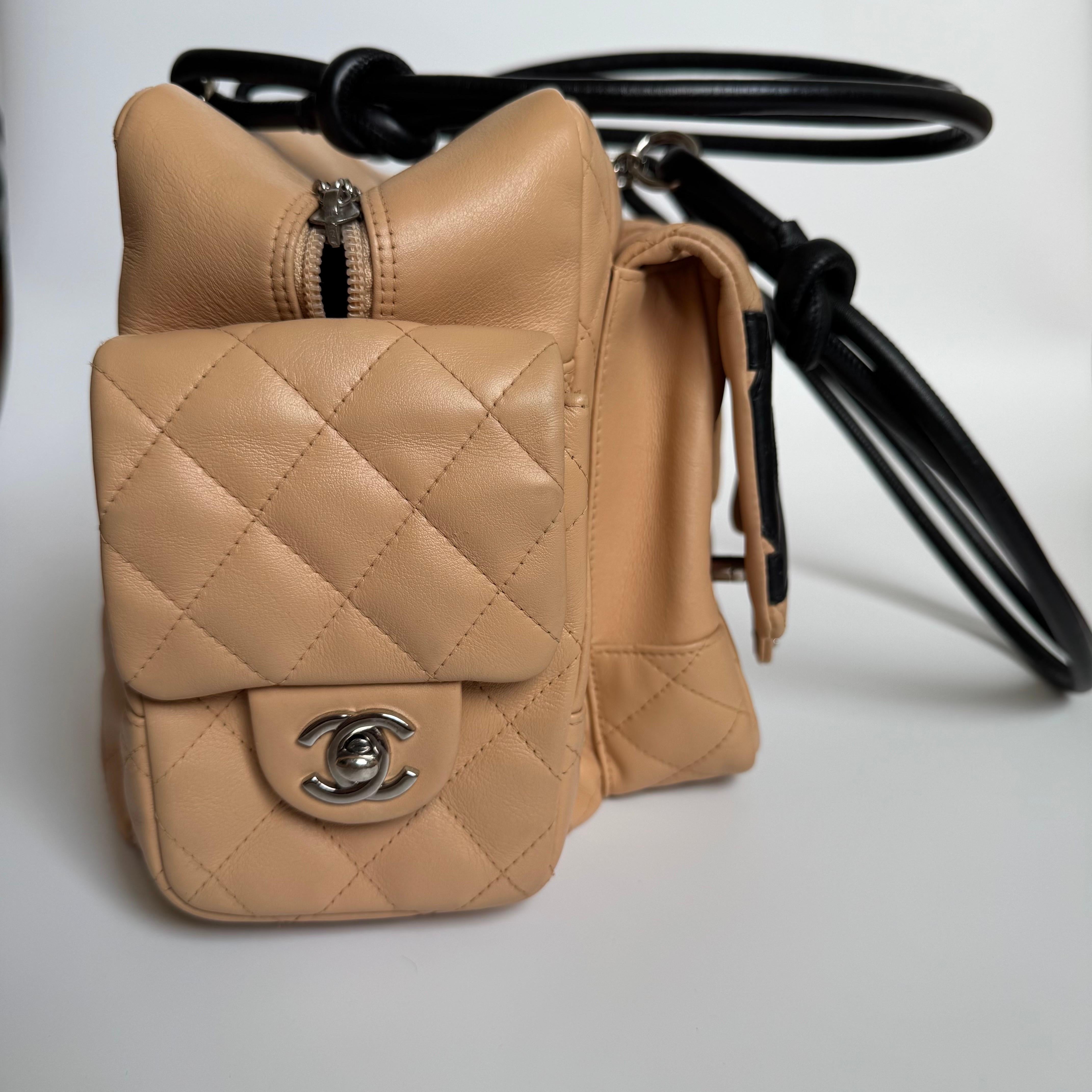 Chanel Sac Ligne Reporter multipoches en cuir de veau beige Pour femmes en vente