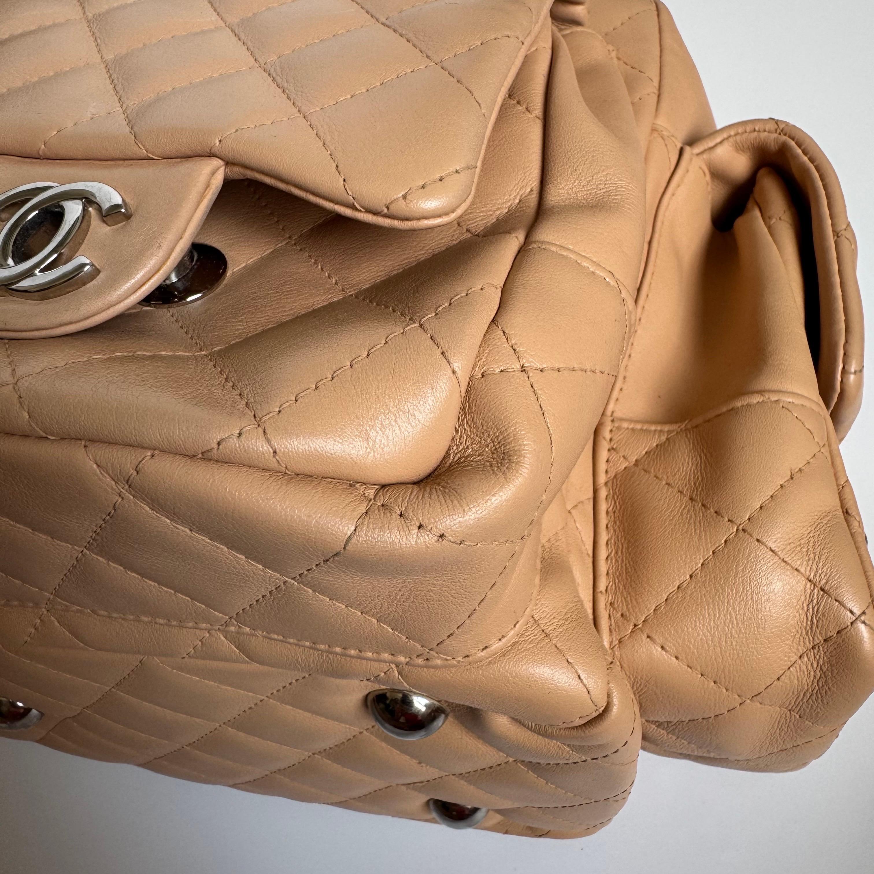 Chanel Sac Ligne Reporter multipoches en cuir de veau beige en vente 1