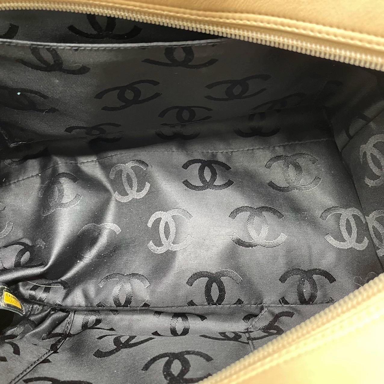 Chanel Sac Ligne Reporter multipoches en cuir de veau beige en vente 2