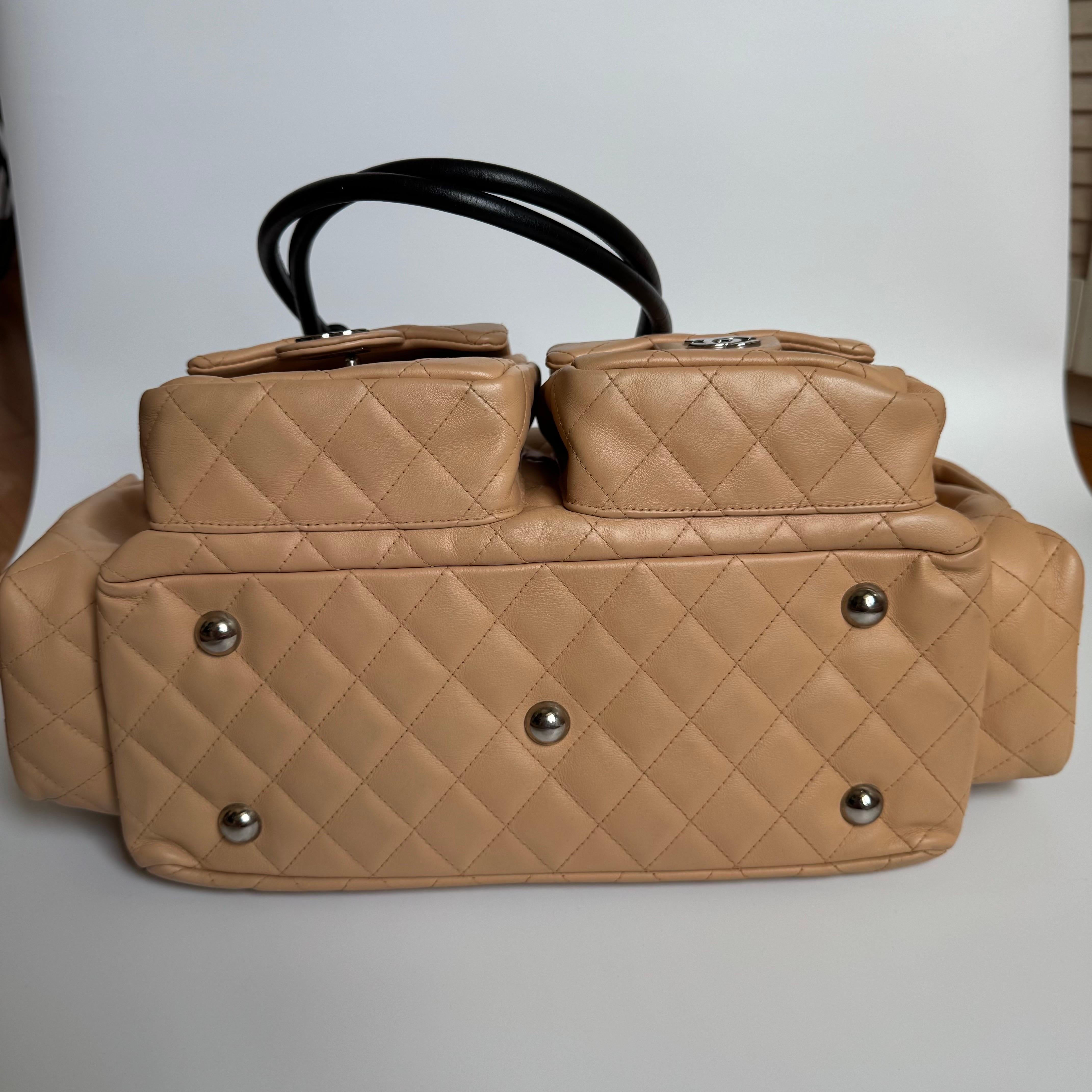 Chanel Sac Ligne Reporter multipoches en cuir de veau beige en vente 3