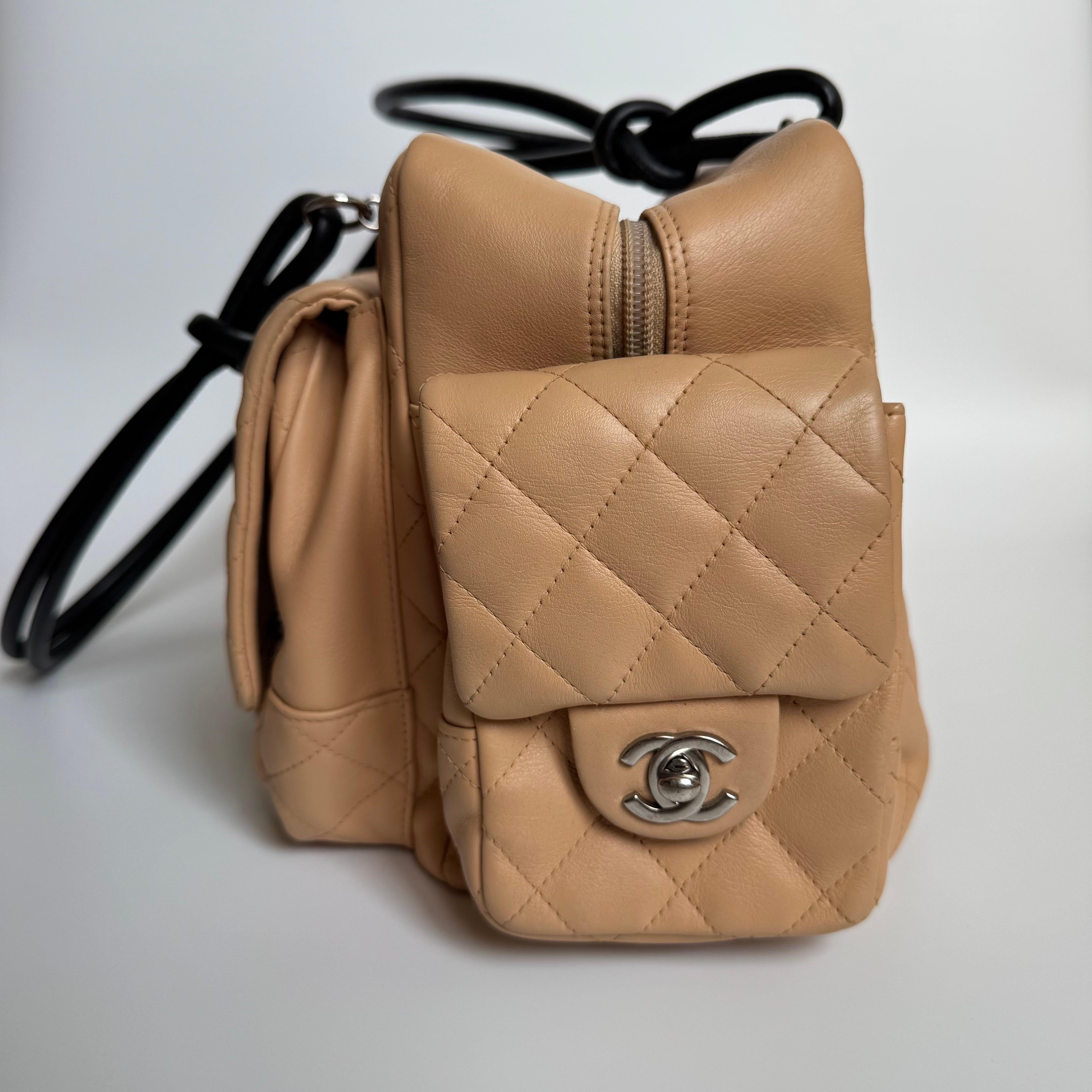 Chanel Sac Ligne Reporter multipoches en cuir de veau beige en vente 4
