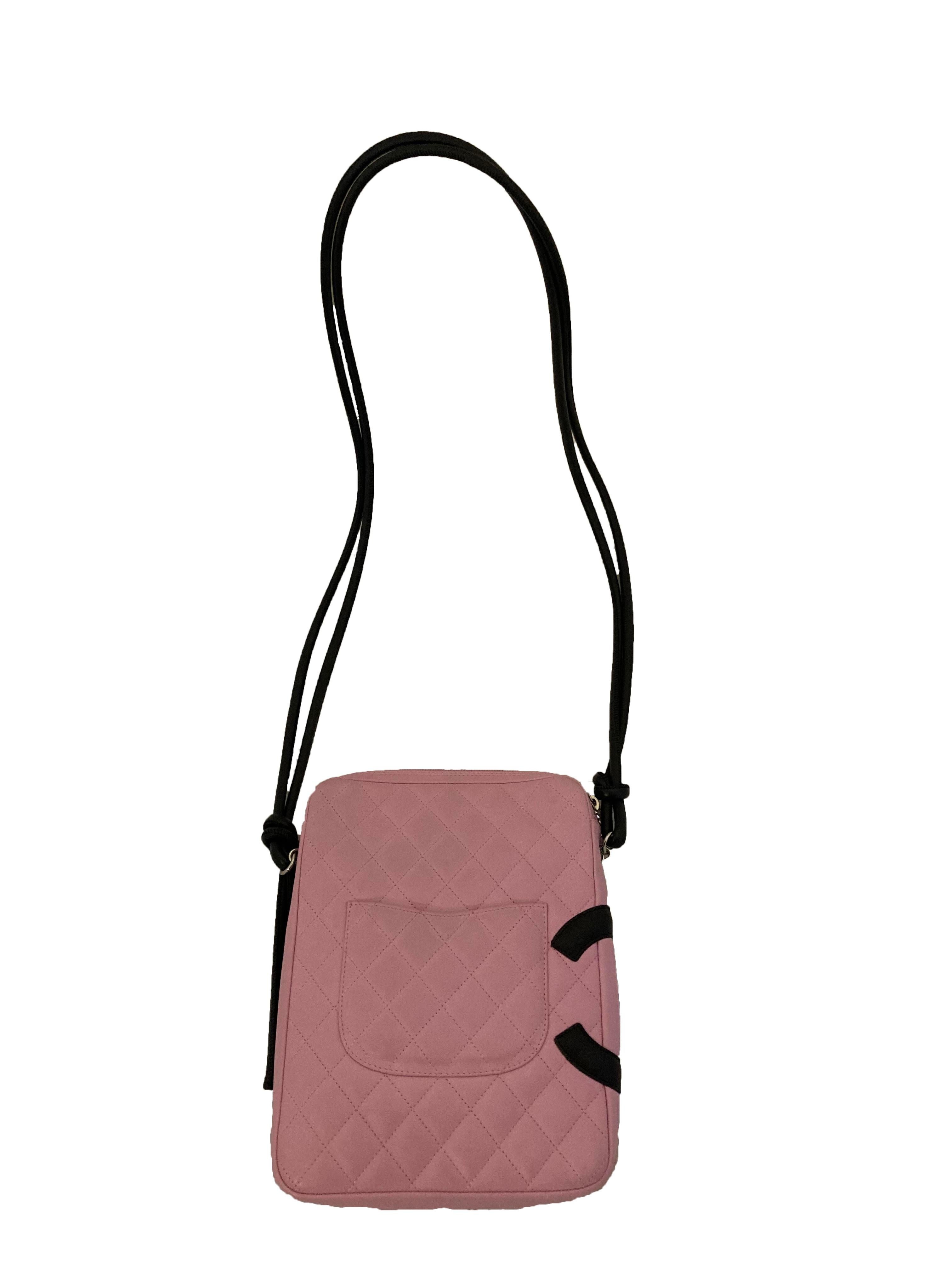 Bolso cruzado grande de cambón de Chanel. Fabricado en Italia hacia 2004-05. Parte superior de piel de becerro matelassé rosa con CC entrelazadas de piel negra y panel esquinero. Con correa cruzada doble de cuero negro y bolsillo abierto en el