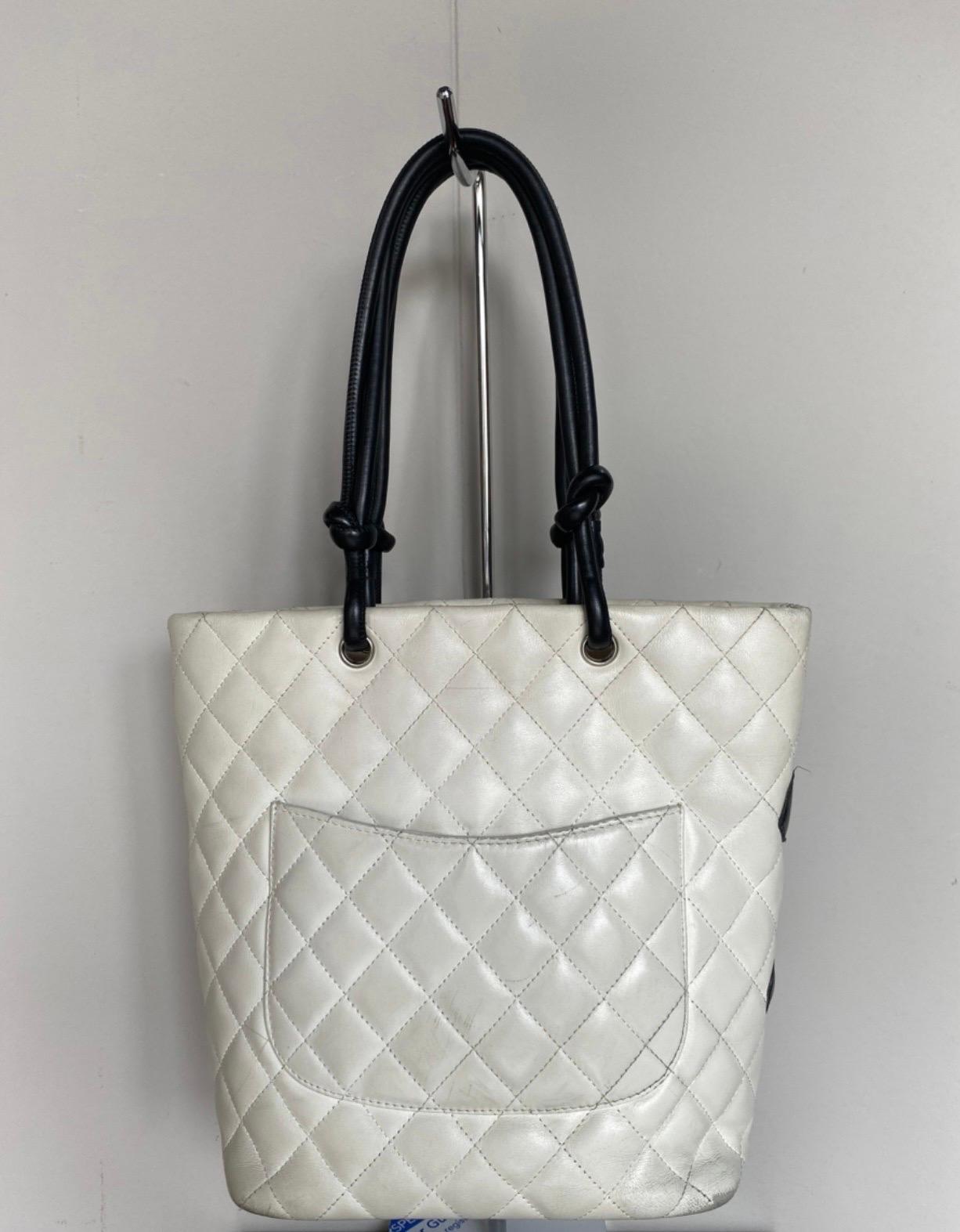 Chanel Cambon bag in white leather with black double C, with black leather handles.
inside in fuchsia-colored monogram nylon where there are a little bit of dirty spots, overall in good condition apart from the corner, as you can see in the photos.