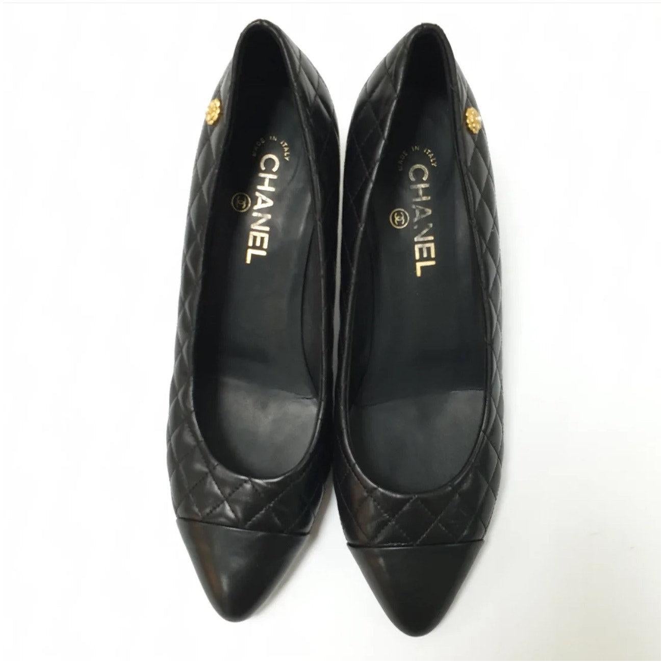CHANEL Cameilla Noir Cuir matelassé Or Design Floral Escarpins Talon Sz.41 Excellent état - En vente à Krakow, PL