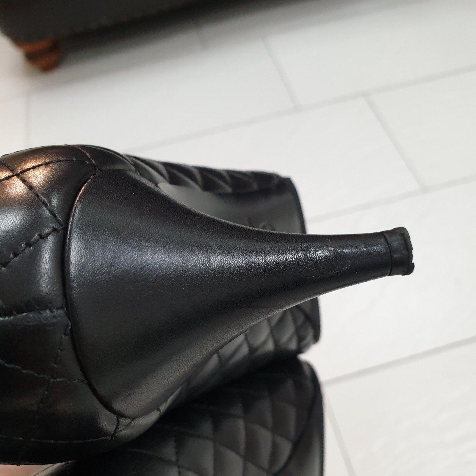 CHANEL Cameilla Noir Cuir matelassé Or Design Floral Escarpins Talon Sz.41 en vente 1