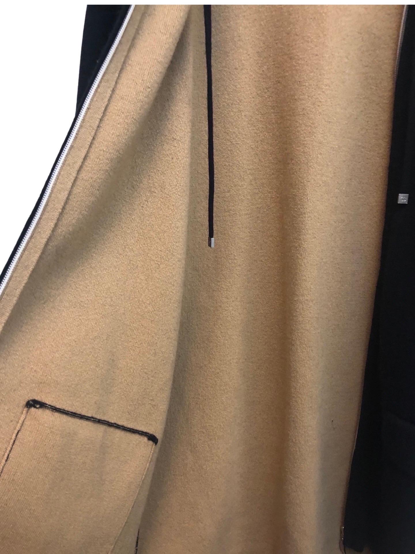Cardigan lungo in cashmere nero e cammello Chanel In condizioni ottime in vendita a Sheung Wan, HK
