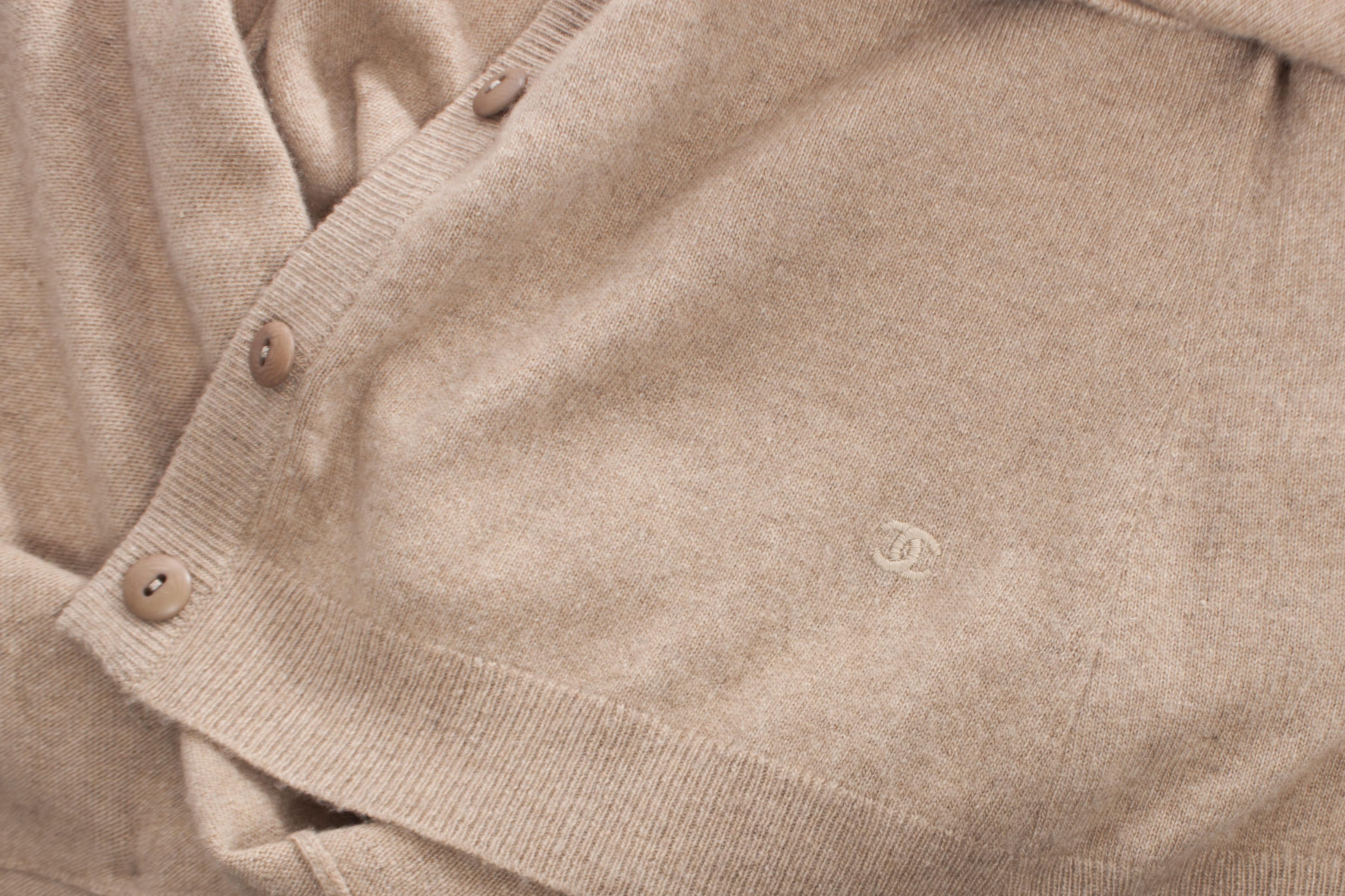 Chanel, cardigan en cachemire camel en taille FR38/S avec boutons en bois, 2 poches et logo cousu à côté de la poche gauche. Ce produit est en très bon état.

• ÉTAT : très bon

• TAILLE : FR38/S

• MESURES : longueur 70 cm, largeur 50 cm, taille