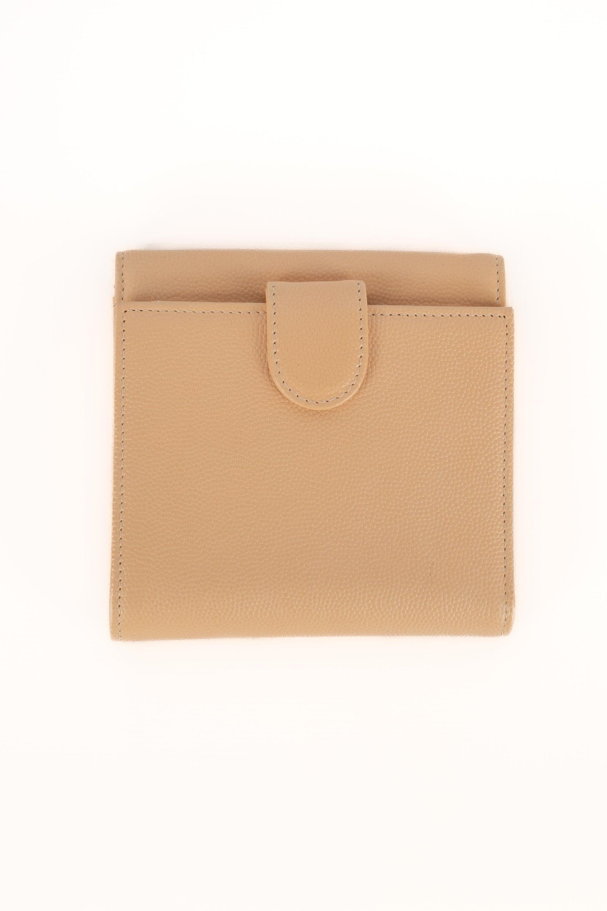 Chanel - (Made in France) Camel caviar leather wallet. Piece with a serial number and marked with the S of sales.

Additional information:
Condition: Very good condition
Dimensions: 12 cm x 12 cm x 3 cm

Seller Reference: S196