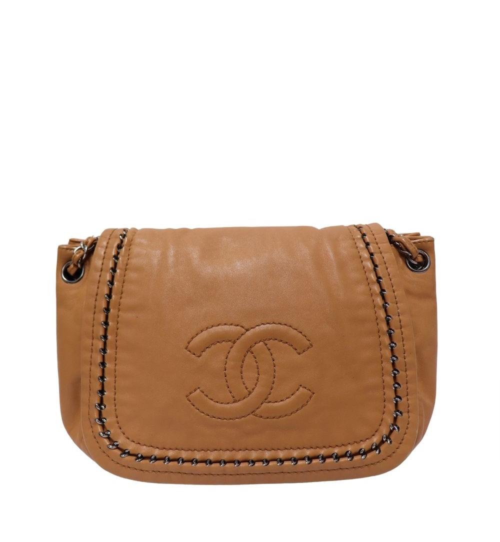 Chanel 2005/2006 Camel Leather Accordion Shoulder Bag, Features Large CC Logo, Flap Closure, Chain Strap and Two Interior Pockets.

Material: Leather
Hardware: Silver
Height: 22cm
Width: 25cm
Depth: 12cm
Handle Drop: 18cm
Overall condition: