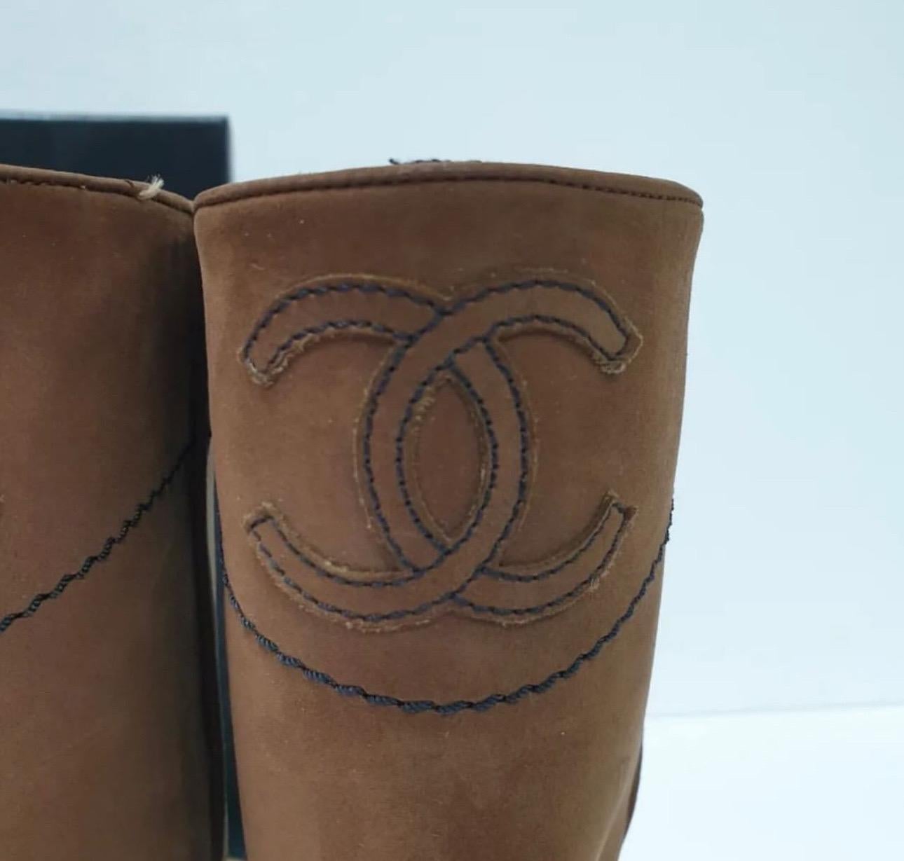 
They are designed using camel color nubuck leather on the exterior and flaunt a mid-length style. 
An embossed CC logo detail highlights their structure.
Sz.38.5
Very good condition. Signs of wear seen on pics.

No original packaging.

