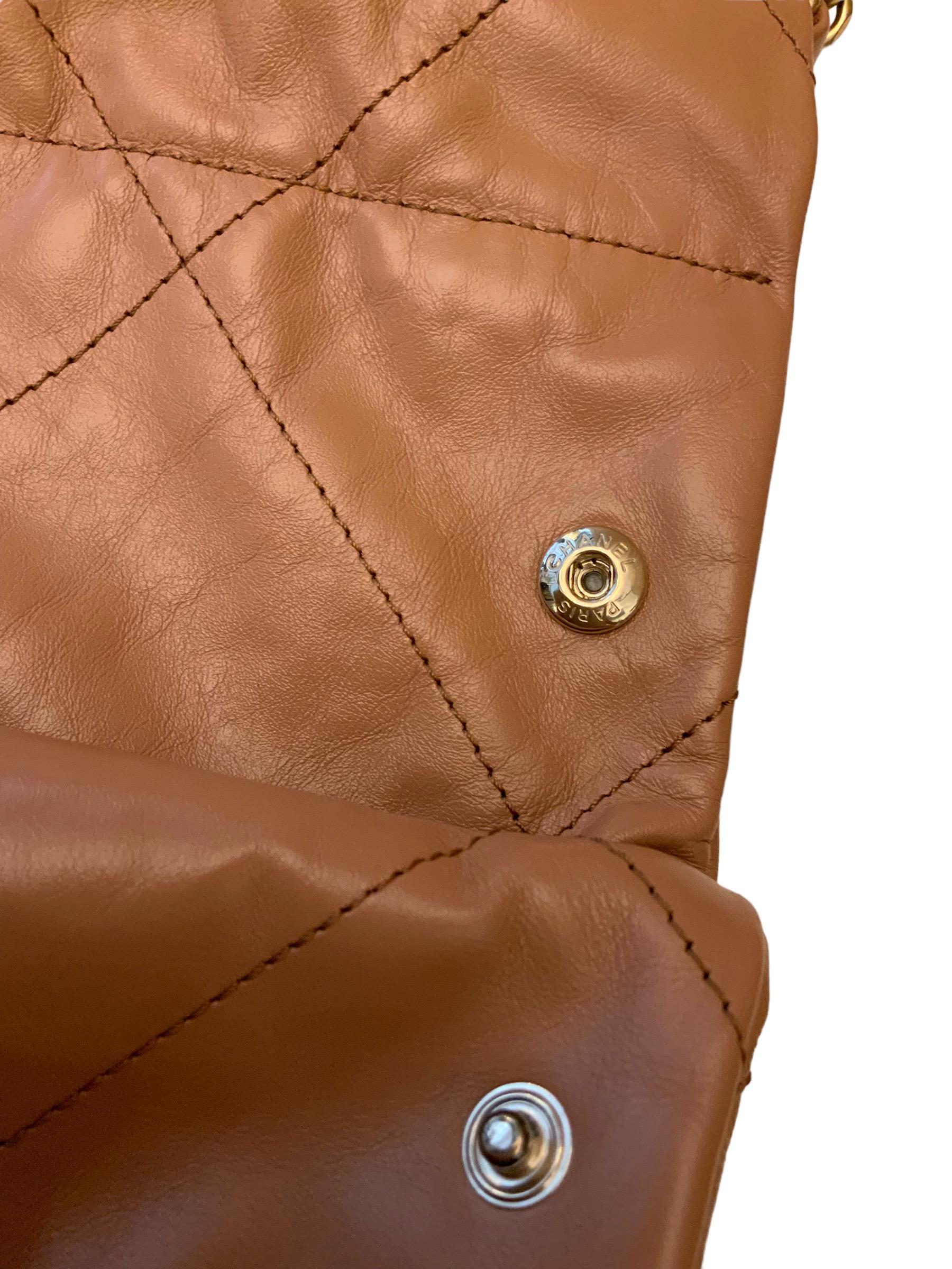 Chanel Camel Acolchado Piel de becerro brillante Bolso Chanel 22 grande en venta 5