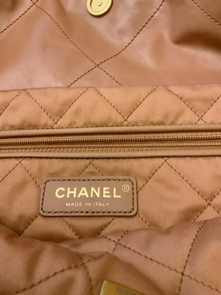 Chanel Camel Gesteppte große Chanel 22 Tasche aus glänzendem