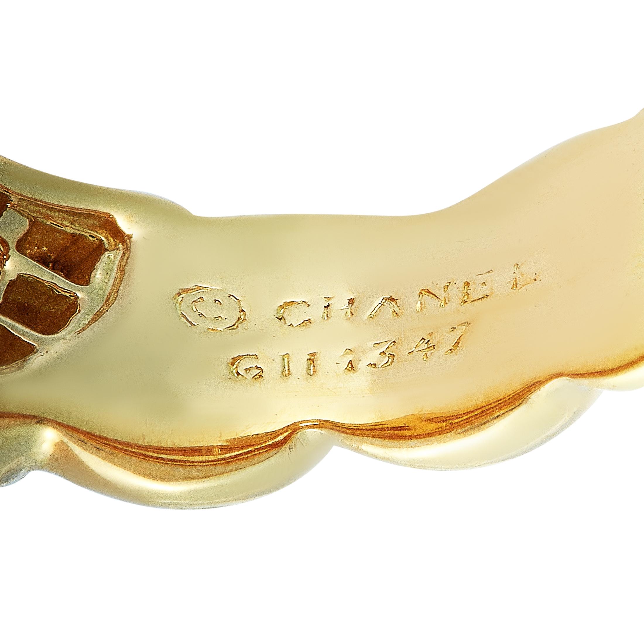 Chanel Camélia 18 Karat Yellow Gold and Ceramic, 3.00 Carat Diamond Flower Ring 2