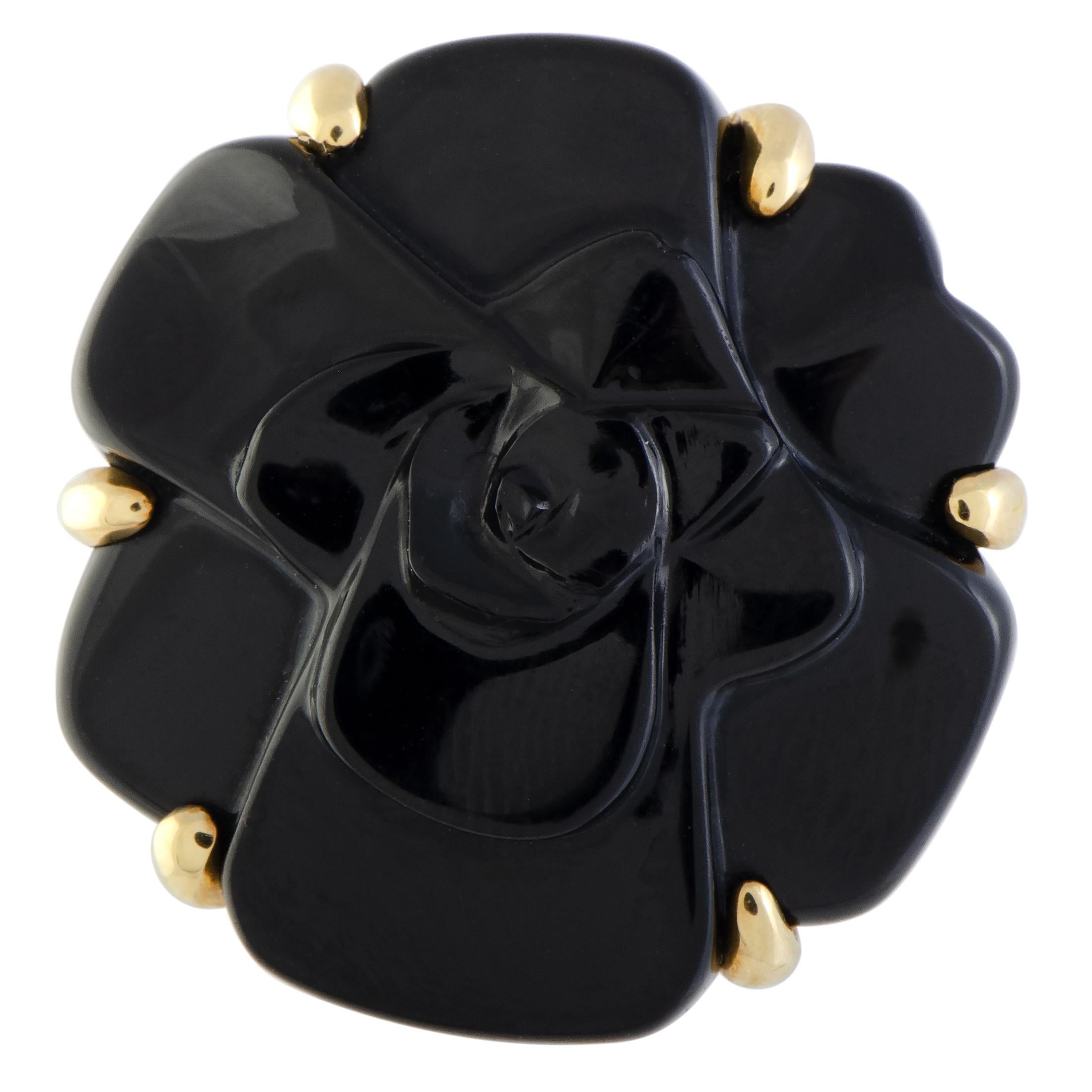 Chanel Camélia 18 Karat Yellow Gold Onyx Large Flower Ring In Excellent Condition In Southampton, PA