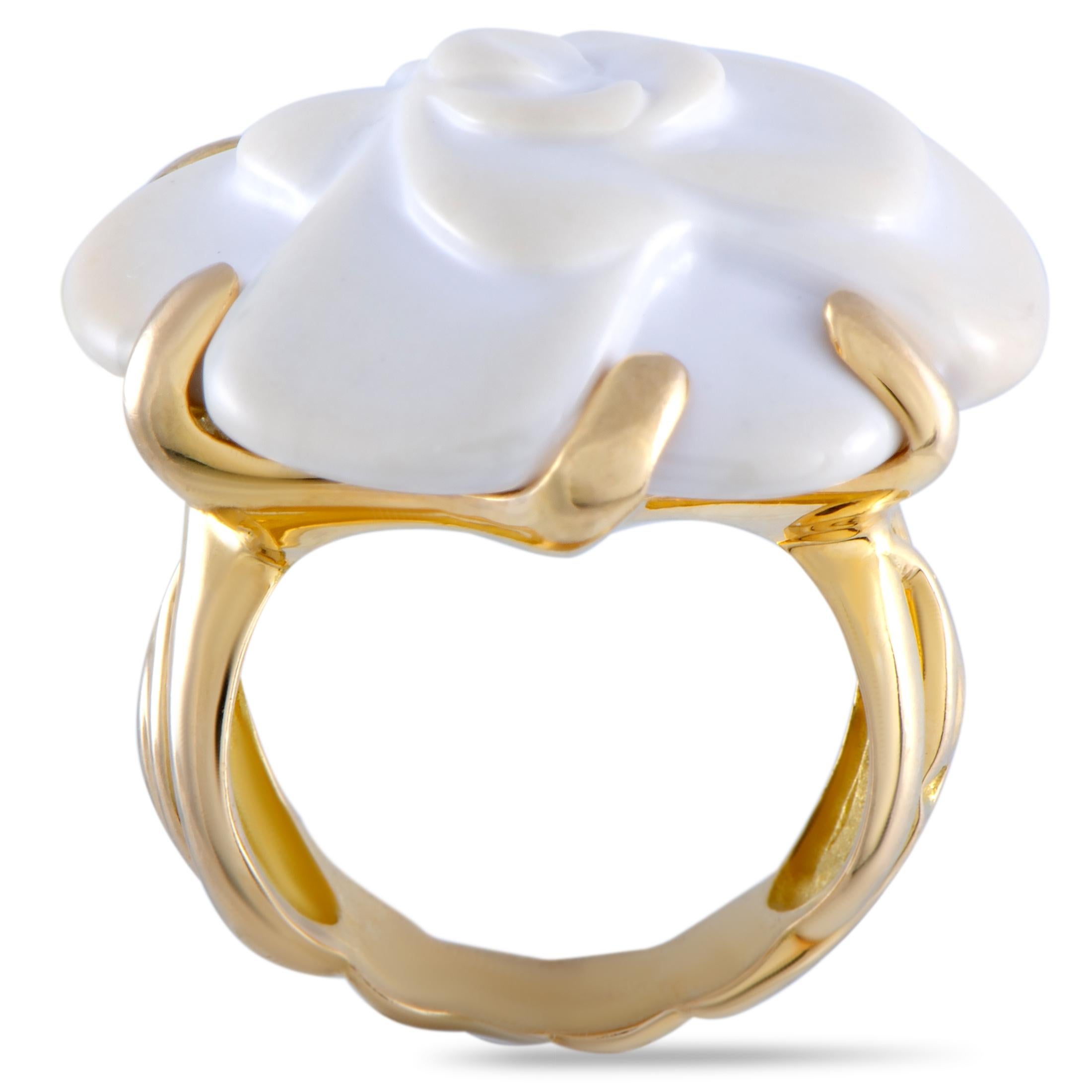 Embrace sensual femininity by accessorizing your ensembles with this gorgeous Chanel ring set with a stunning white agate that takes the form of a graceful camellia. The ring is beautifully made of luxe 18K yellow gold and it weighs 13.3