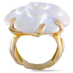 Chanel Camélia 18 Karat Yellow Gold Agate Ring