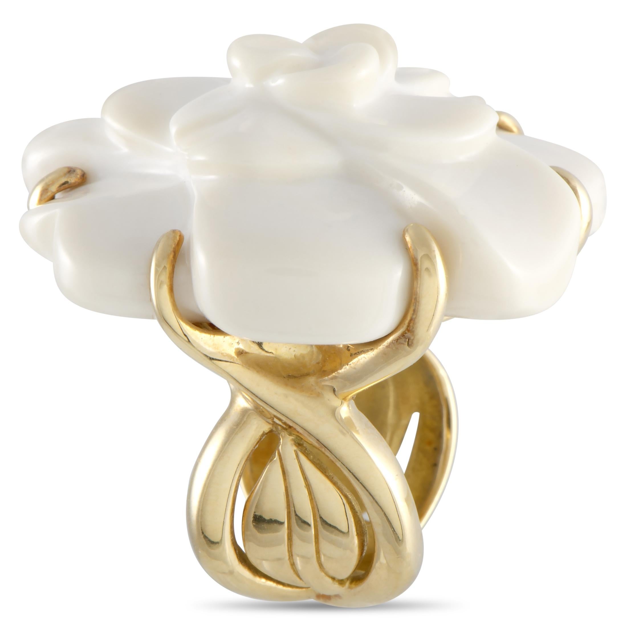 The Chanel “Camélia” ring is crafted from 18K yellow gold and boasts band thickness of 12 mm and top height of 13 mm, while top dimensions measure 30 by 30 mm. The ring is set with a white agate and weighs 21.2 grams.

This jewelry piece is