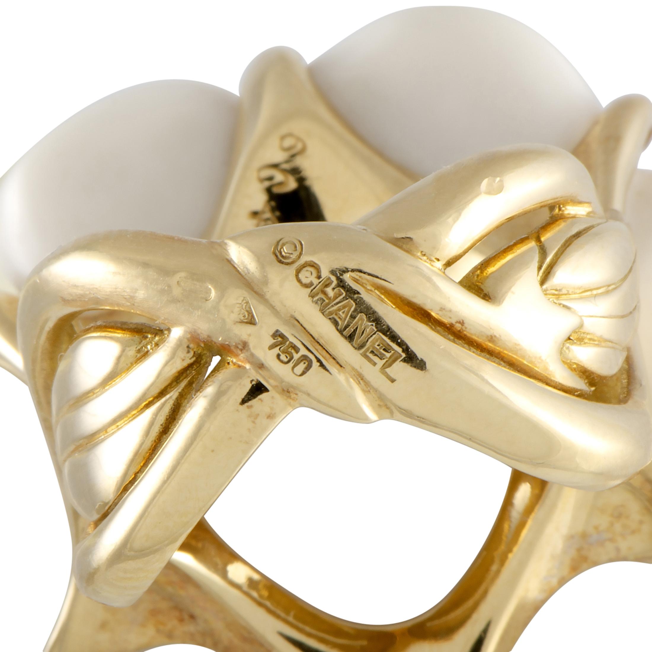 Women's Chanel Camélia 18 Karat Yellow Gold and Agate Ring