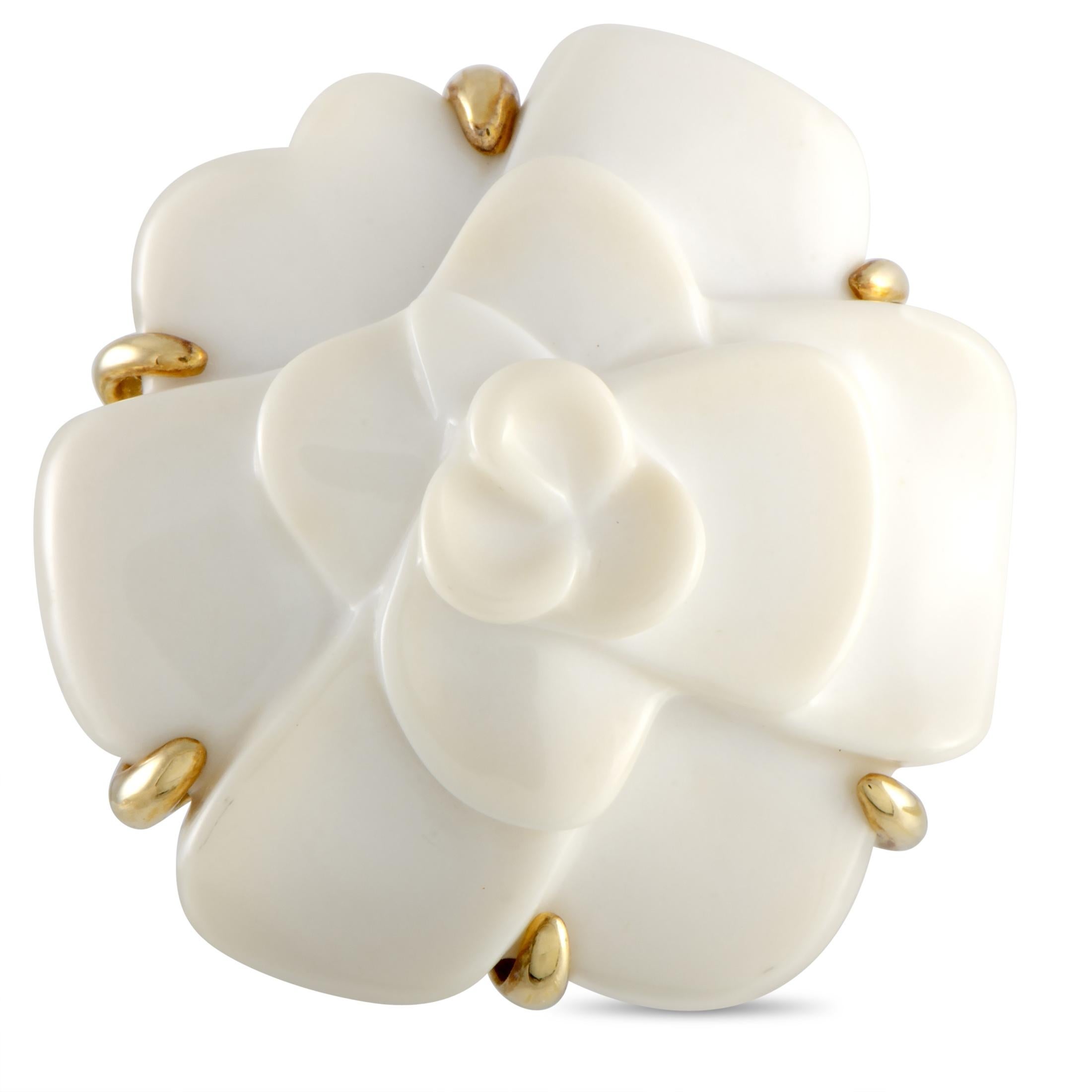 Chanel Camélia 18 Karat Yellow Gold and Agate Ring 1