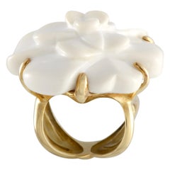 Chanel Camélia 18 Karat Yellow Gold and Agate Ring