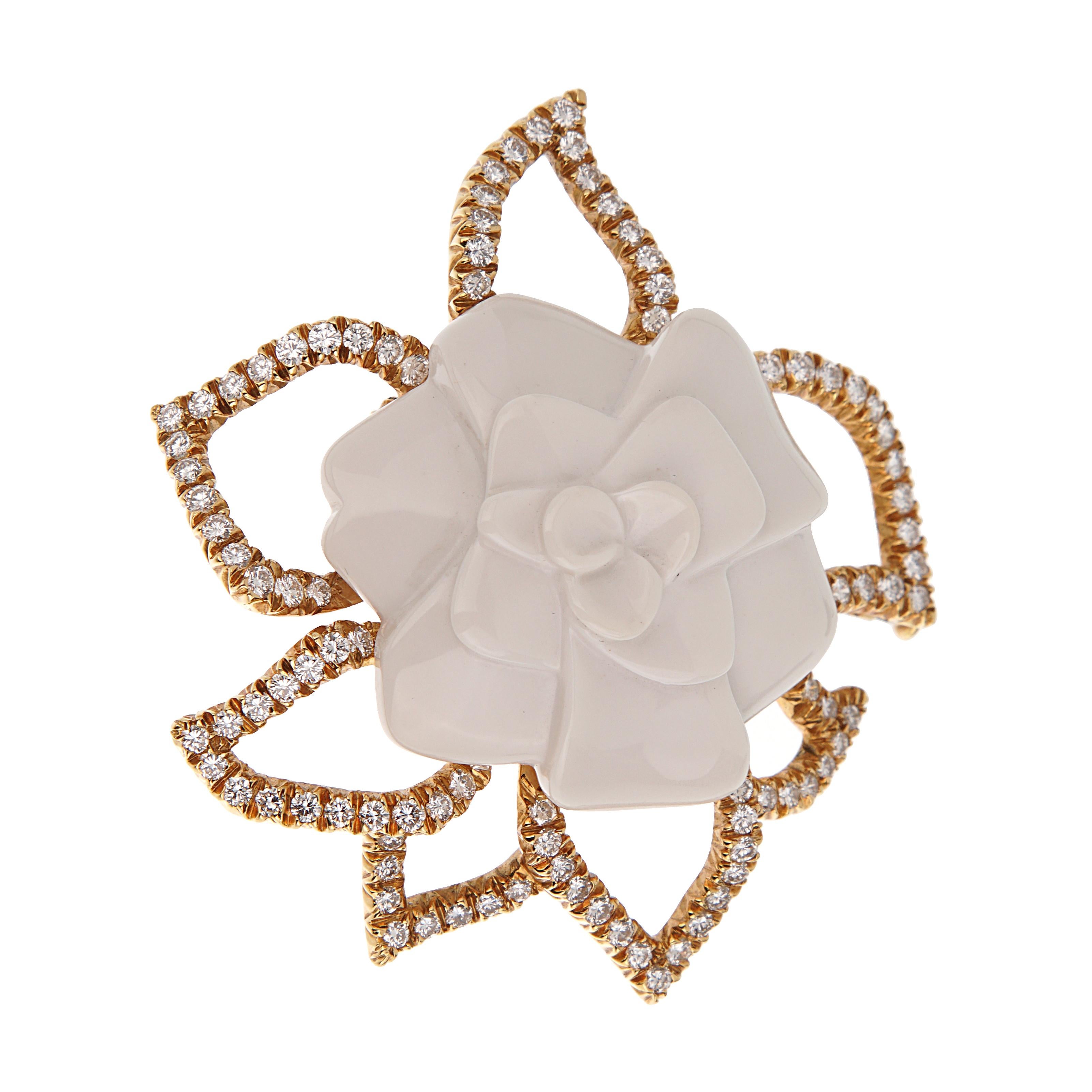 Taille ronde Chanel - Collier avec broche en or jaune 18 carats et diamants en vente