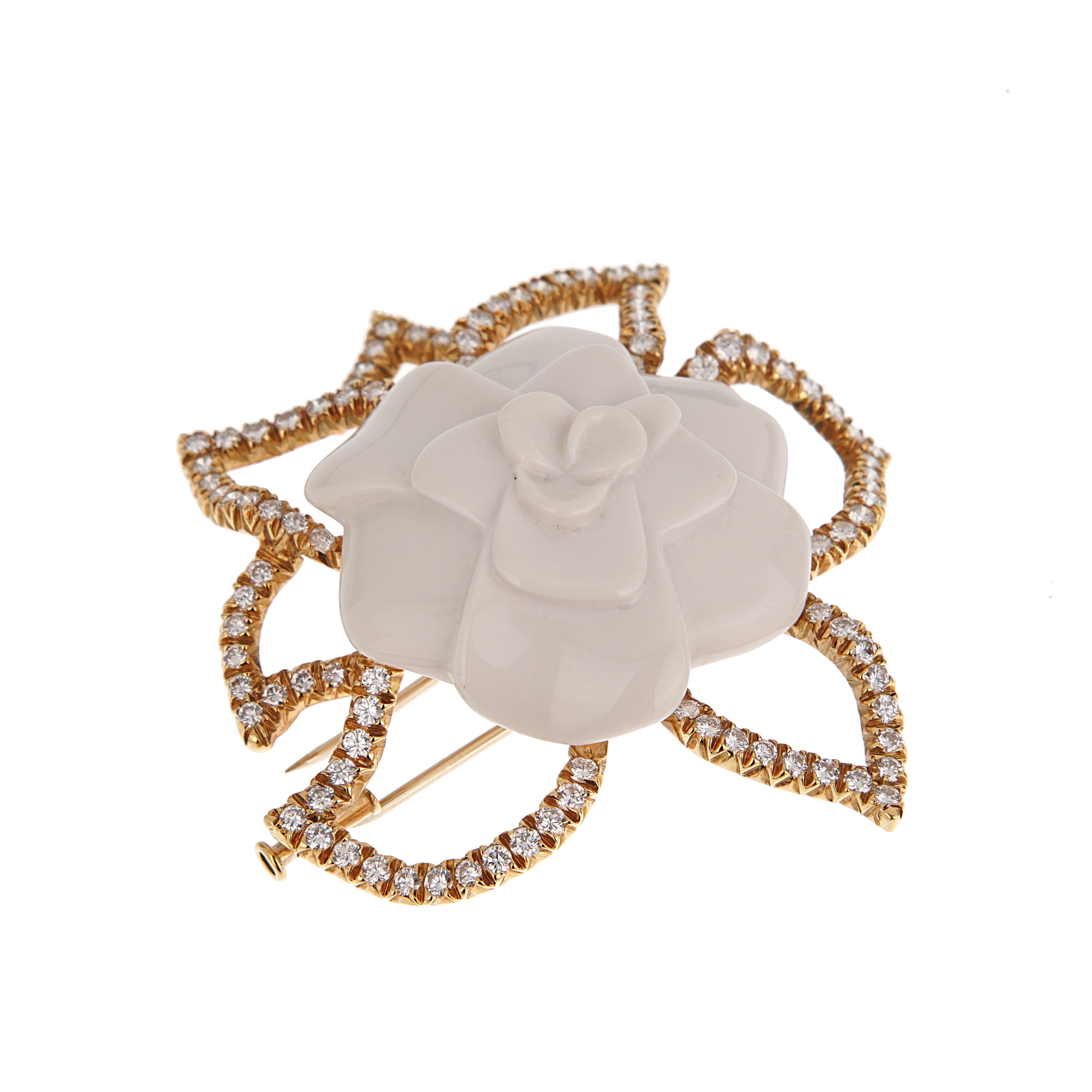 Chanel - Collier avec broche en or jaune 18 carats et diamants Excellent état - En vente à Feasterville, PA