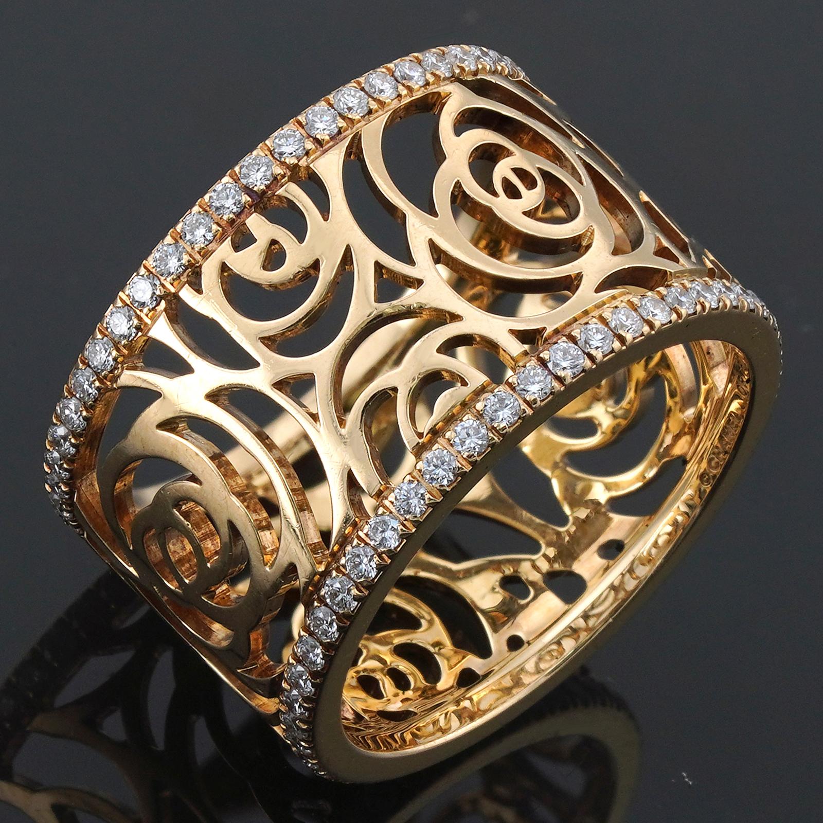 Ce splendide bracelet Chanel de l'élégante collection Camelia Ajoure Rose présente l'emblématique motif floral ajouré, réalisé en or jaune 18 carats et rehaussé de diamants ronds de taille brillant D-E-F. Fabriqué en France dans les années 2010.