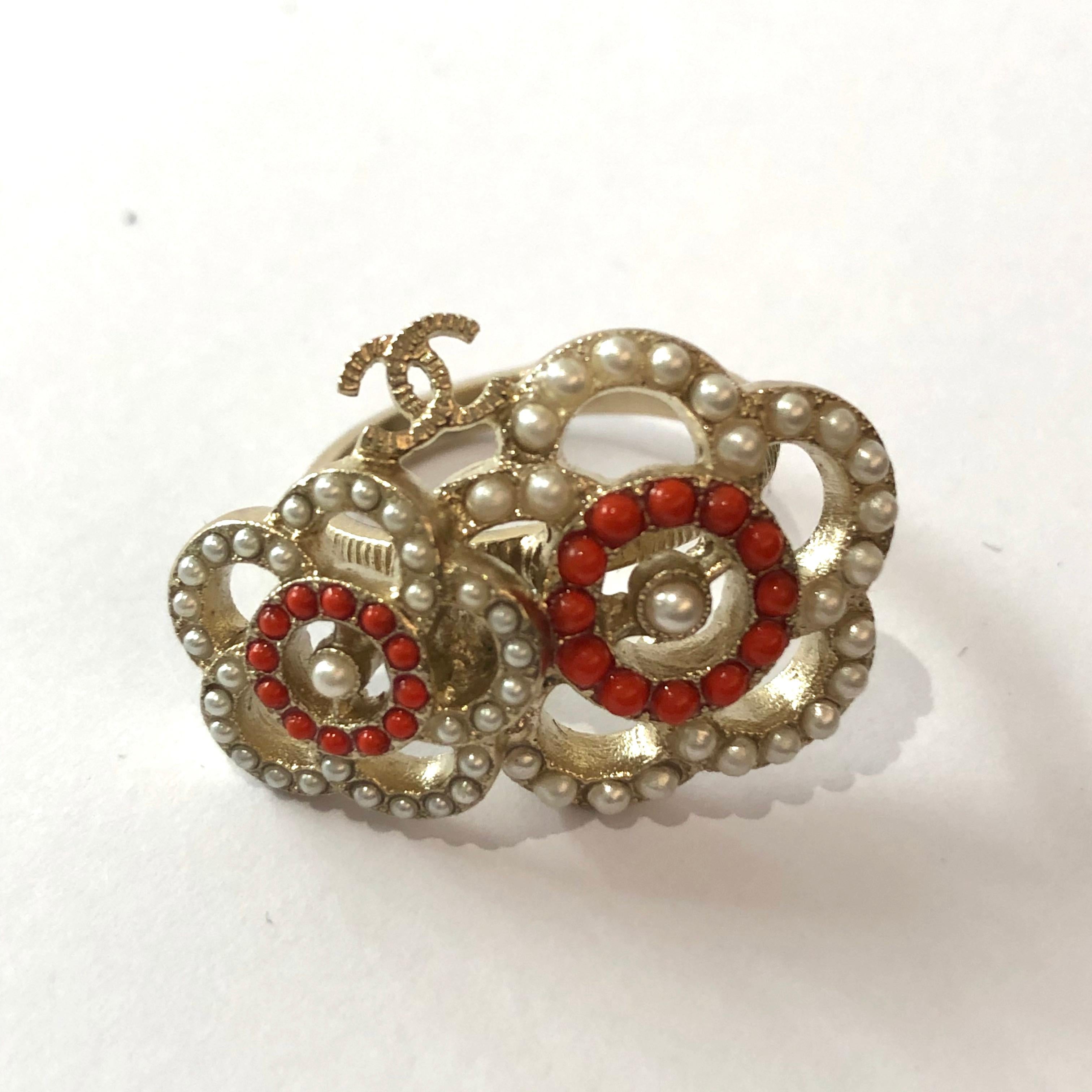 Chanel Camelia and CC Ring With Pearls In Excellent Condition In Paris, FR