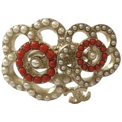 Chanel Ring aus Kamelie und CC mit Perlen