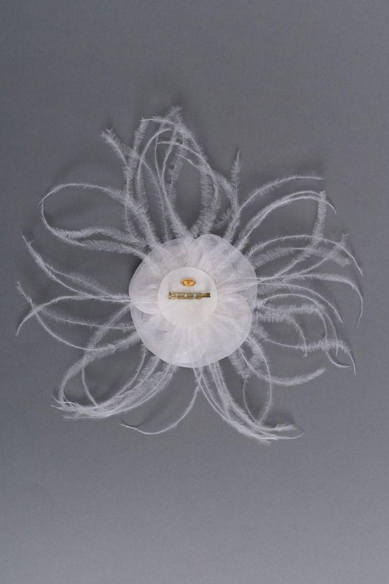 Chanel (Made in France) Camelia brooch composed of silk and feathers.

Additional information:
Dimensions: 10.5 cm (4.13