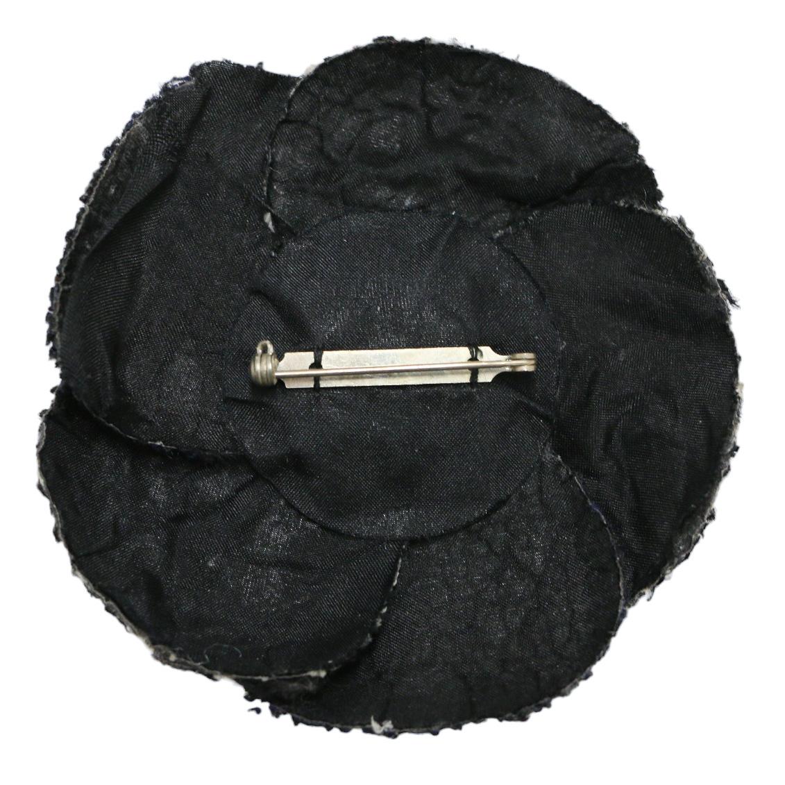 Stunning brooch by Chanel, a Camelia, Coco Chanel's favorite flower !
Condition: excellent
Material: tweed
Color: black, white, navy blue
Dimensions: 8 x 8 cm
Jewelry: silver-plated metal
Stamp: no
Details: emblematic Chanel camellia with two