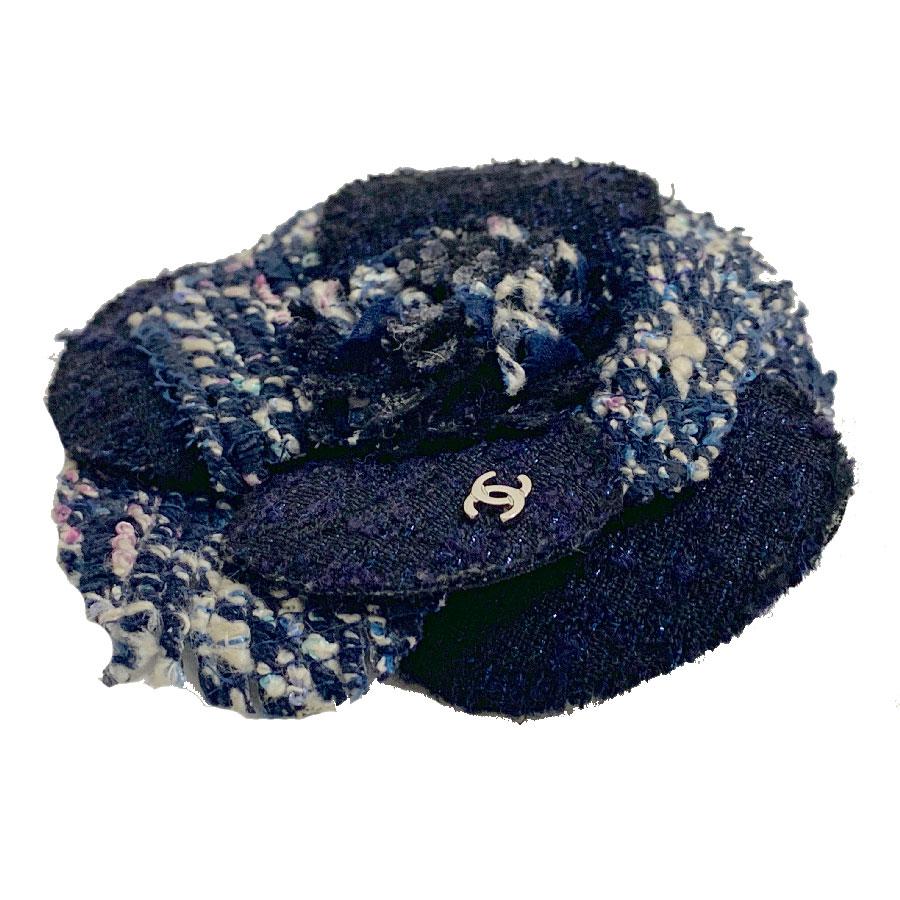 CHANEL Kamelien-Brosche in blauem und marineblauem Tweed

Schöne Chanel-Brosche:: Modell Kamelie:: in blauem Tweed. Die Blütenblätter bestehen aus blauem und marineblauem Tweed:: der mit blauen Metallfäden durchwirkt ist. 
An einem der Blütenblätter