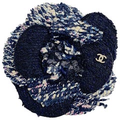 CHANEL Camelia-Brosche aus blauem Tweed